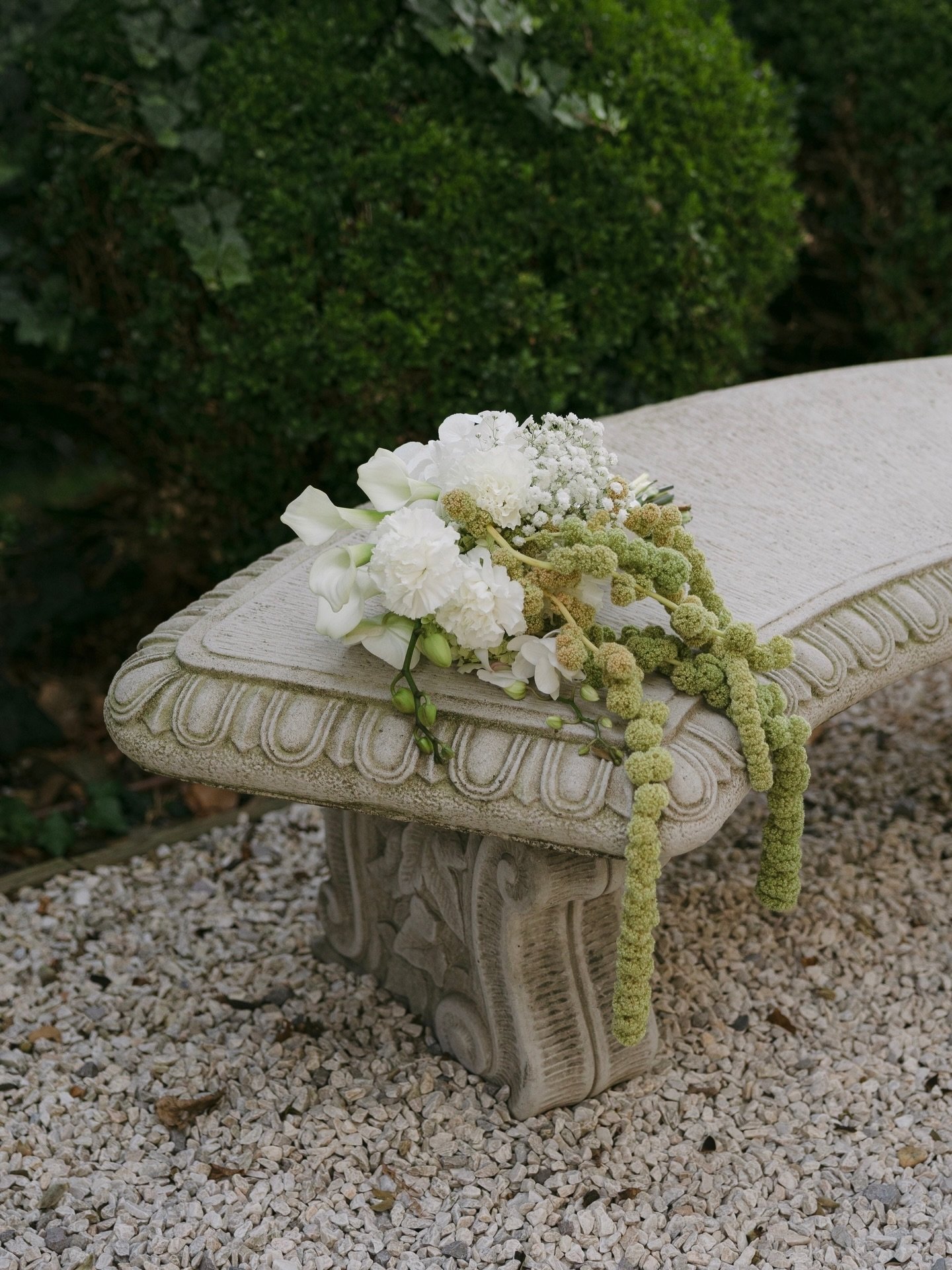 Green is one of the defining wedding colors of 2026. From light pistachio hues for summer to rich forest tones for fall, it is a color that feels timeless yet fresh. This bridal bouquet is a perfect example of how elegant green can be. Which color ar