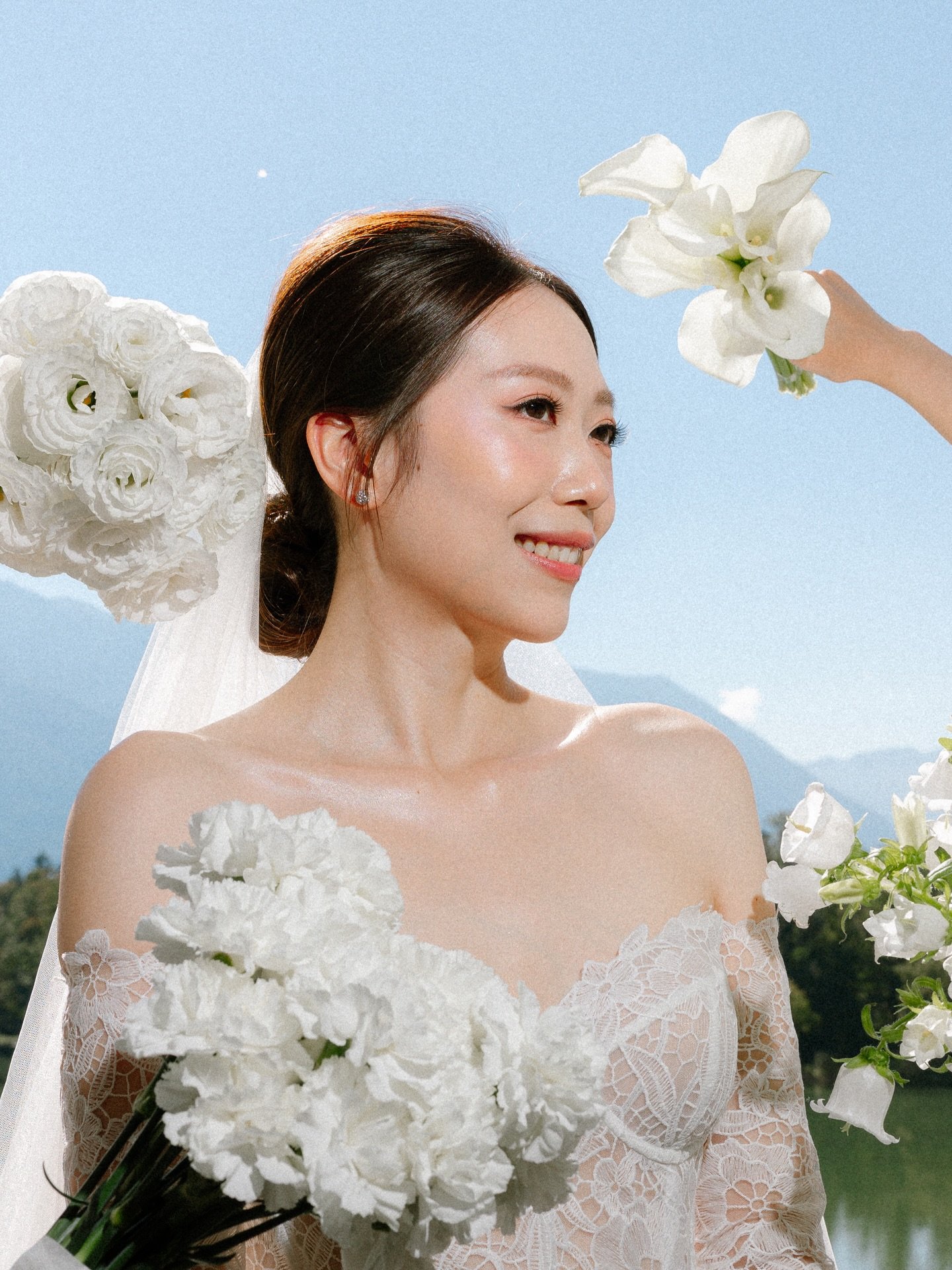 My bride asked for candid, refined photos while getting ready.
And this is what she got.

Loved photographing these special moments  of Xingyue and her bridesmaids at @schlossleopoldskron .

Planning @daniela_kainz_weddingsalzburg 
Bridal gown @berta