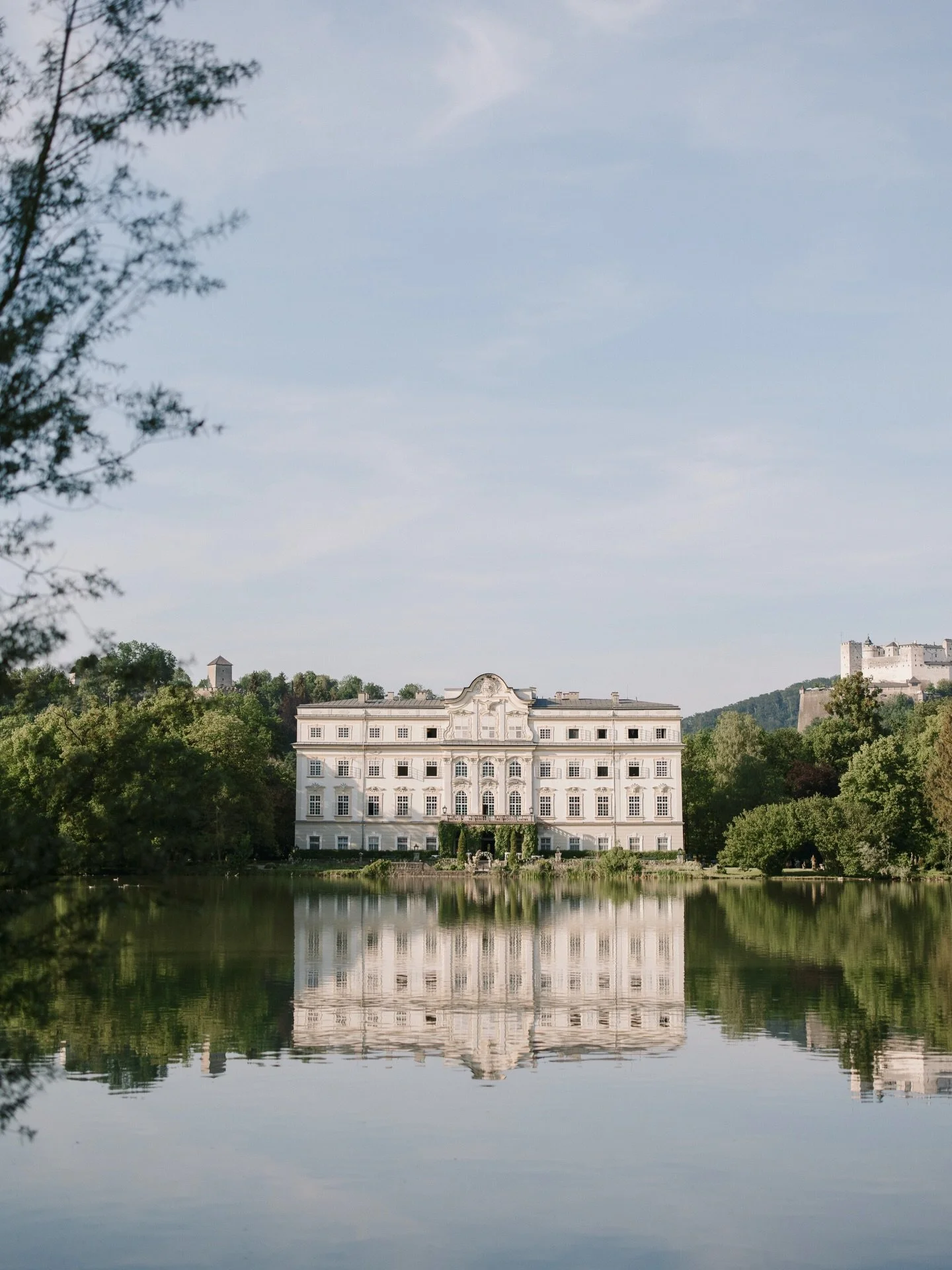 Few places capture romance quite like Schloss Leopoldskron.
Returning here always feels a little like coming home and I cannot wait to photograph two beautiful weddings here this year.

#schlossleopoldskron #melanienedelko #destinationweddingaustria 
