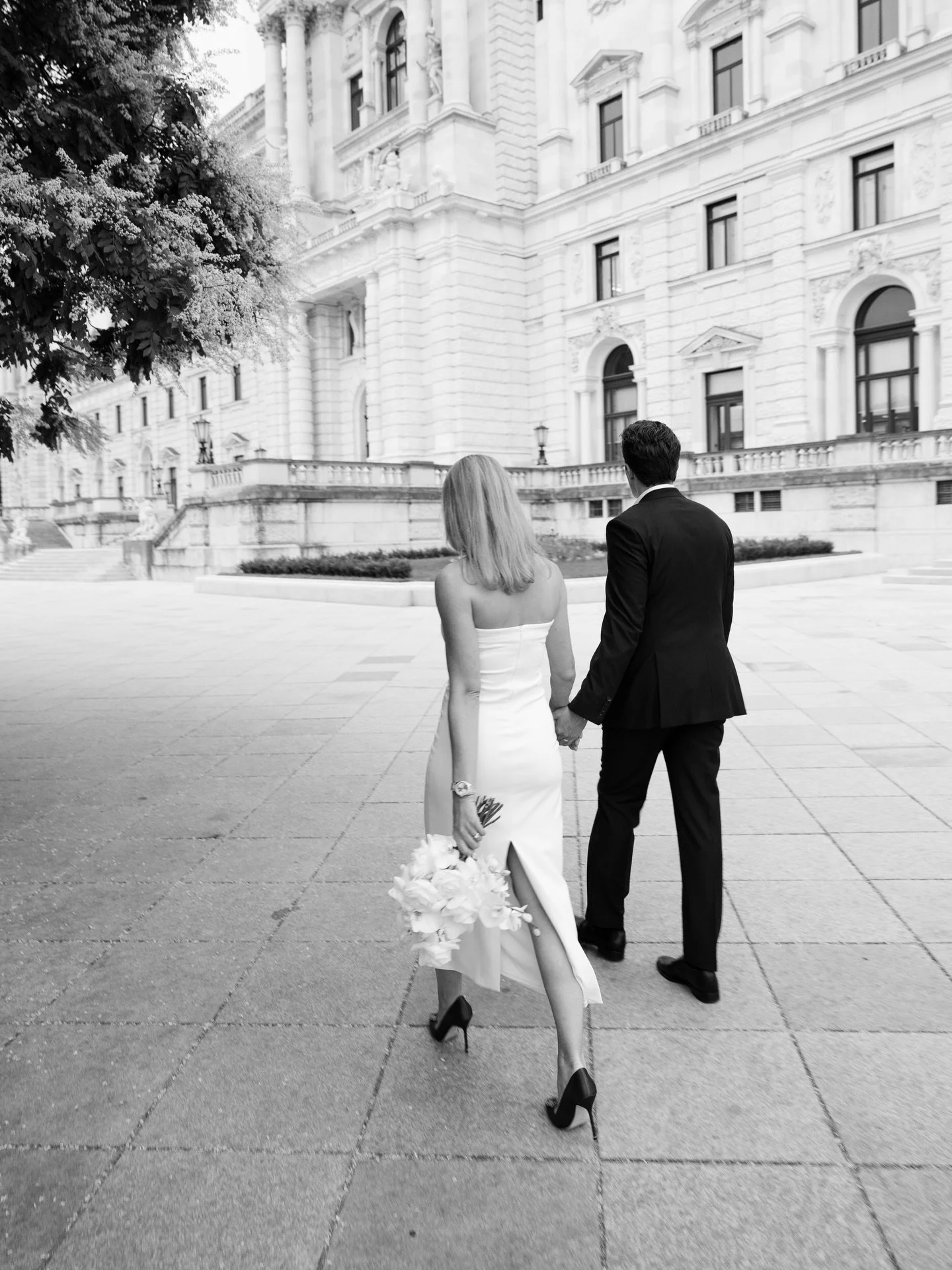 An intimate wedding in one of Vienna&rsquo;s most beautiful registry offices.

After the ceremony we wandered into the city for a few portraits.
Quiet moments, timeless architecture and a little something blue: the bride&rsquo;s iconic Manolo Blahnik