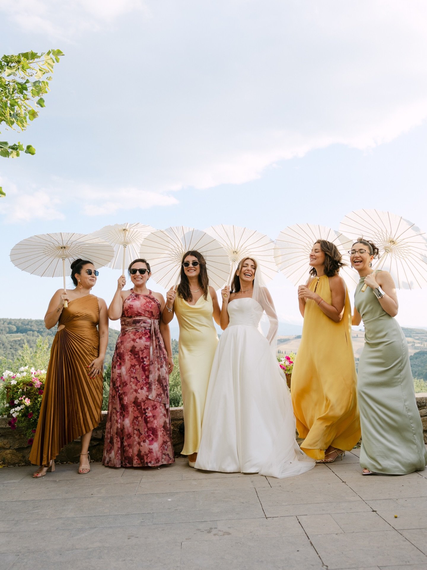 Nothing lifts the mood quite like colorful bridesmaids dresses.
Asli and her girls bringing all the joy to Terre di Nano in Tuscany.
I truly hope we see more vibrant palettes like this in the upcoming wedding season.

Location :
@agriturismo_terre_di