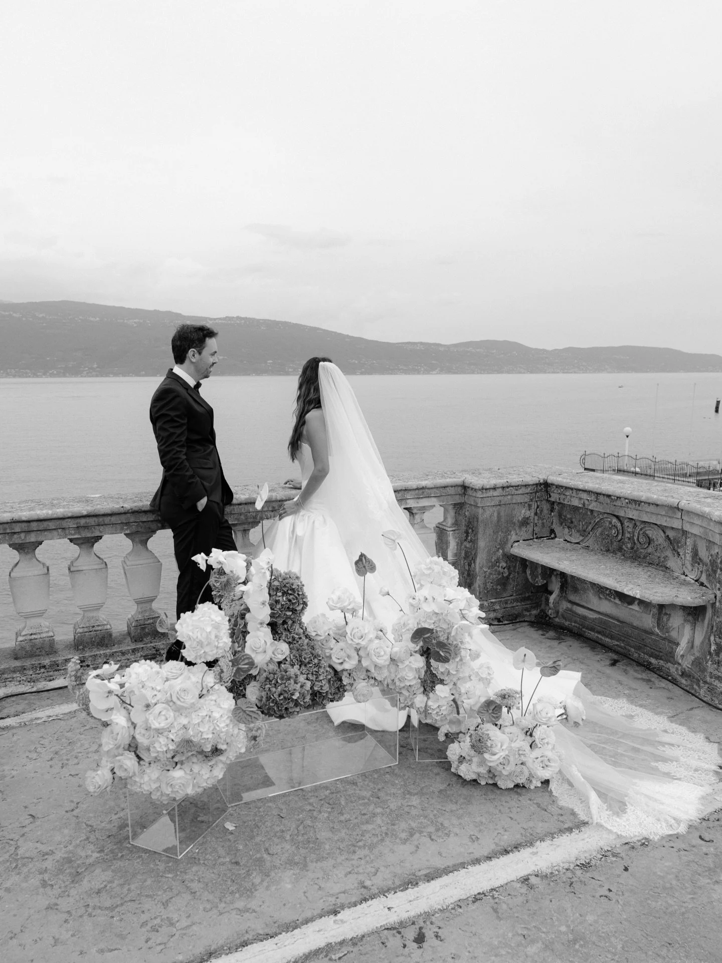 Lake Garda weddings have a certain kind of magic.
Soft light, historic villas and the quiet elegance of the Italian lakes.

Guy and Yangchen celebrated their day at the breathtaking Villa Bettoni, with the lake stretching endlessly behind them. A cel