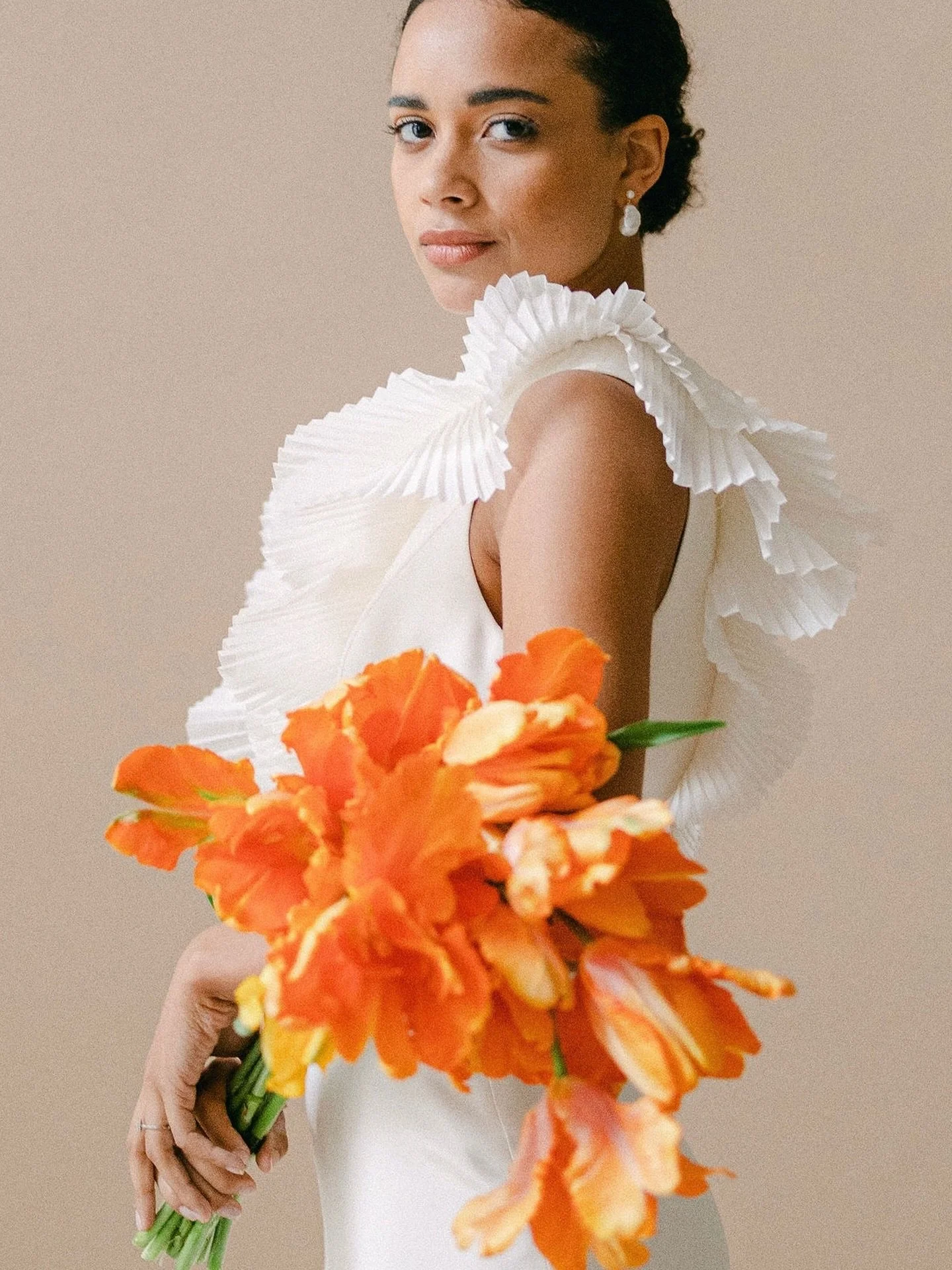 Ruffles &amp; Tulips - Shot on film .

Dress @elfenkleid_official 
Florals @hanaholdener 
Planning &amp; Creative Direction @fine.moments 

#analogicphotography #fujifilmphotography #contax645 #analogweddingphotography #melanienedelko