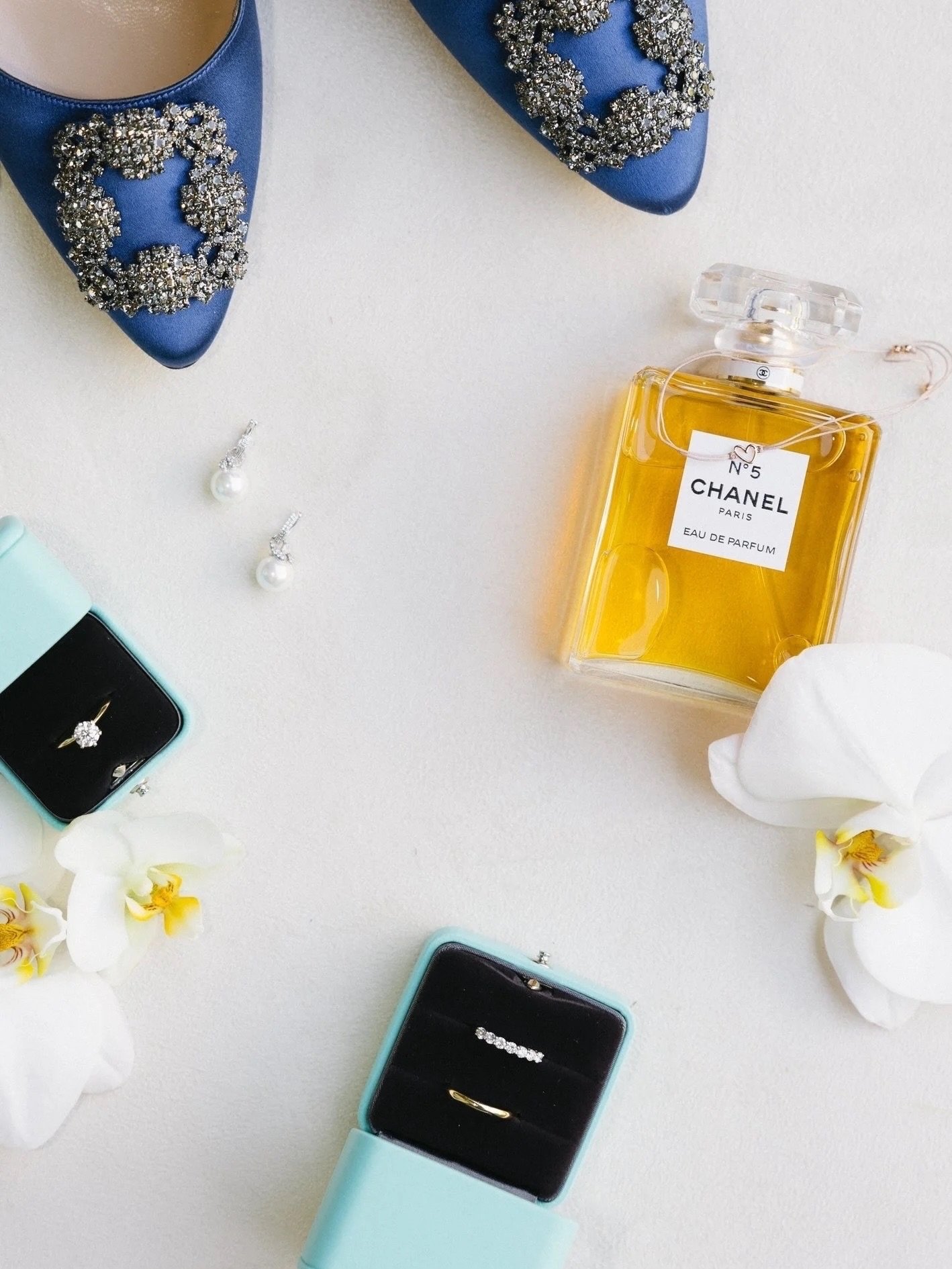 Something blue, with a Tiffany&rsquo;s kind of morning. 

#flatlayphotography #weddingtrends #melanienedelko #bride2027 #wedding207