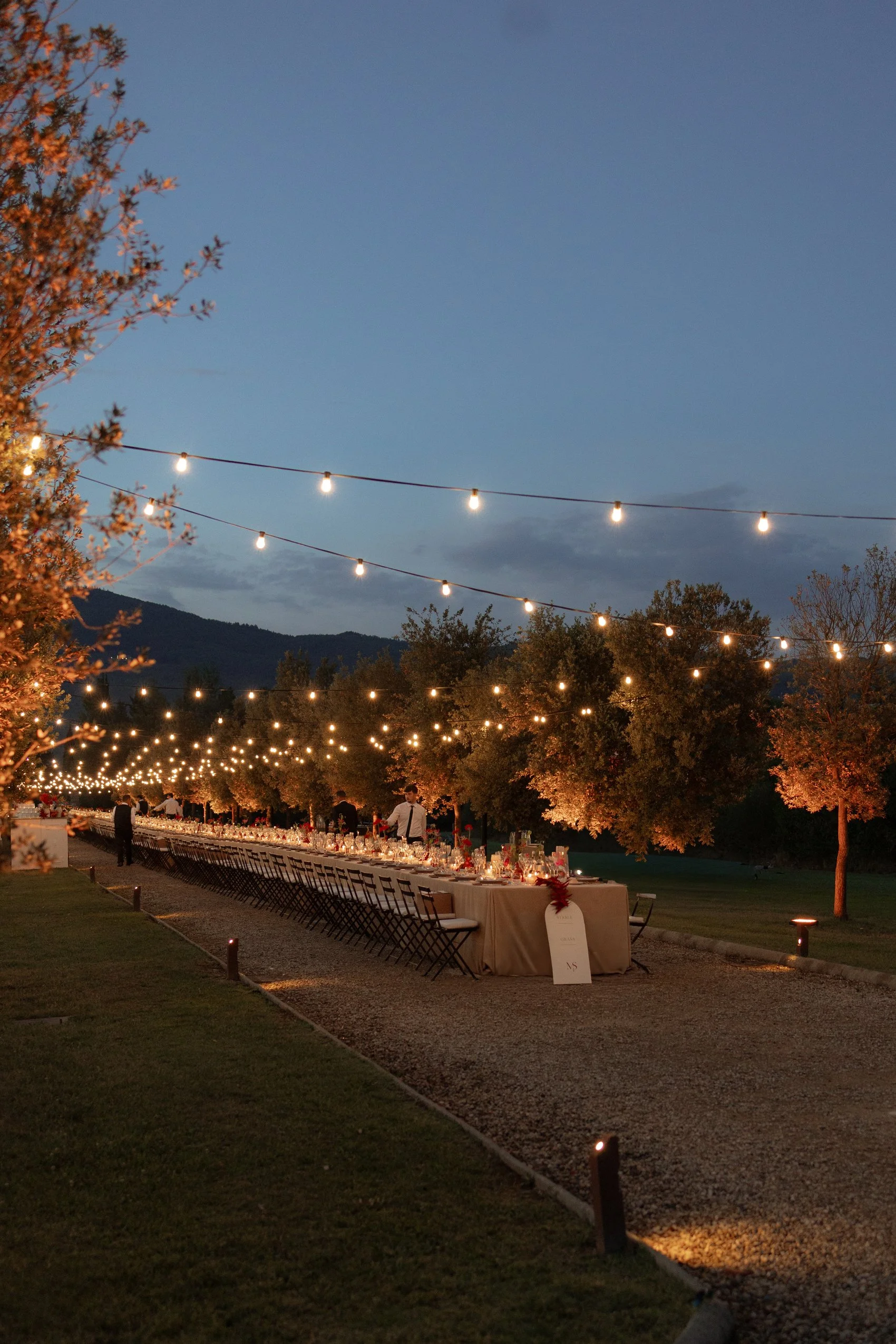 Evening atmosphere at the welcome dinner at Il Borro in Tuscany
