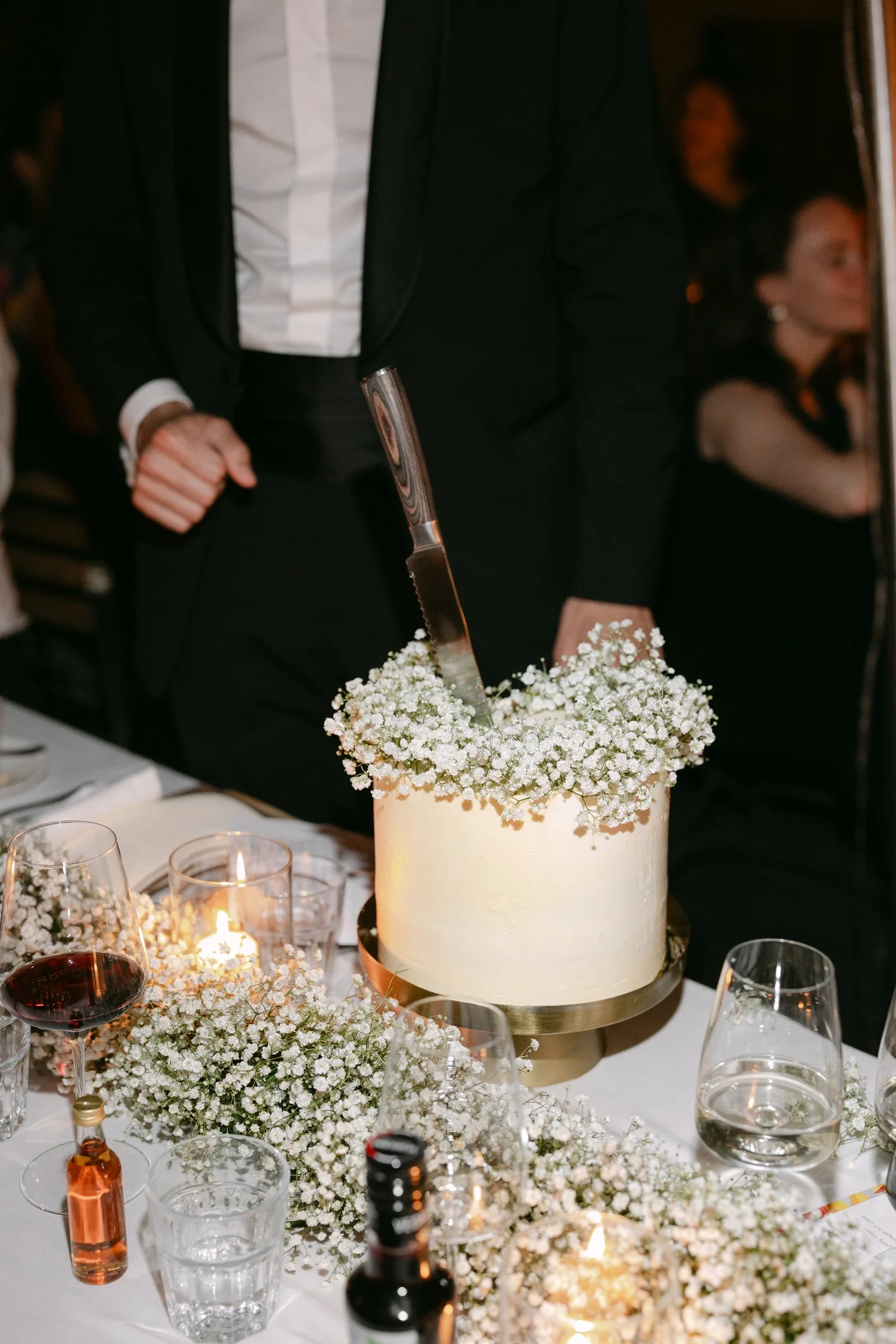 wedding-cake-baby-breath.jpg