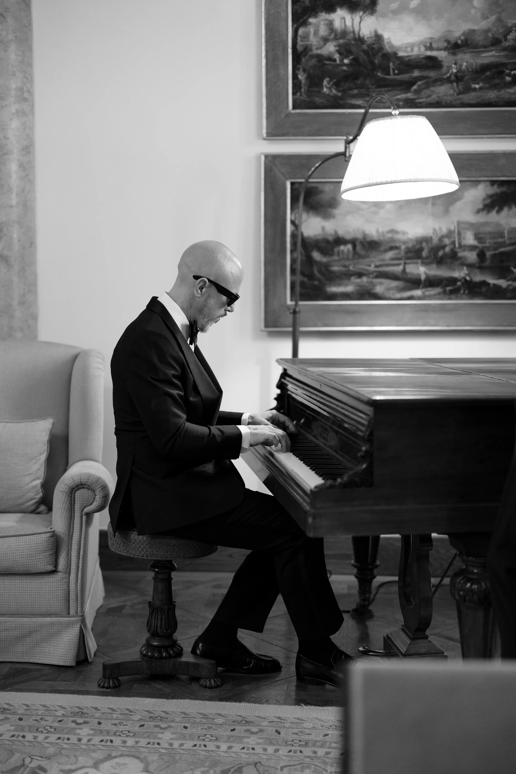 Live piano music during cocktail hour