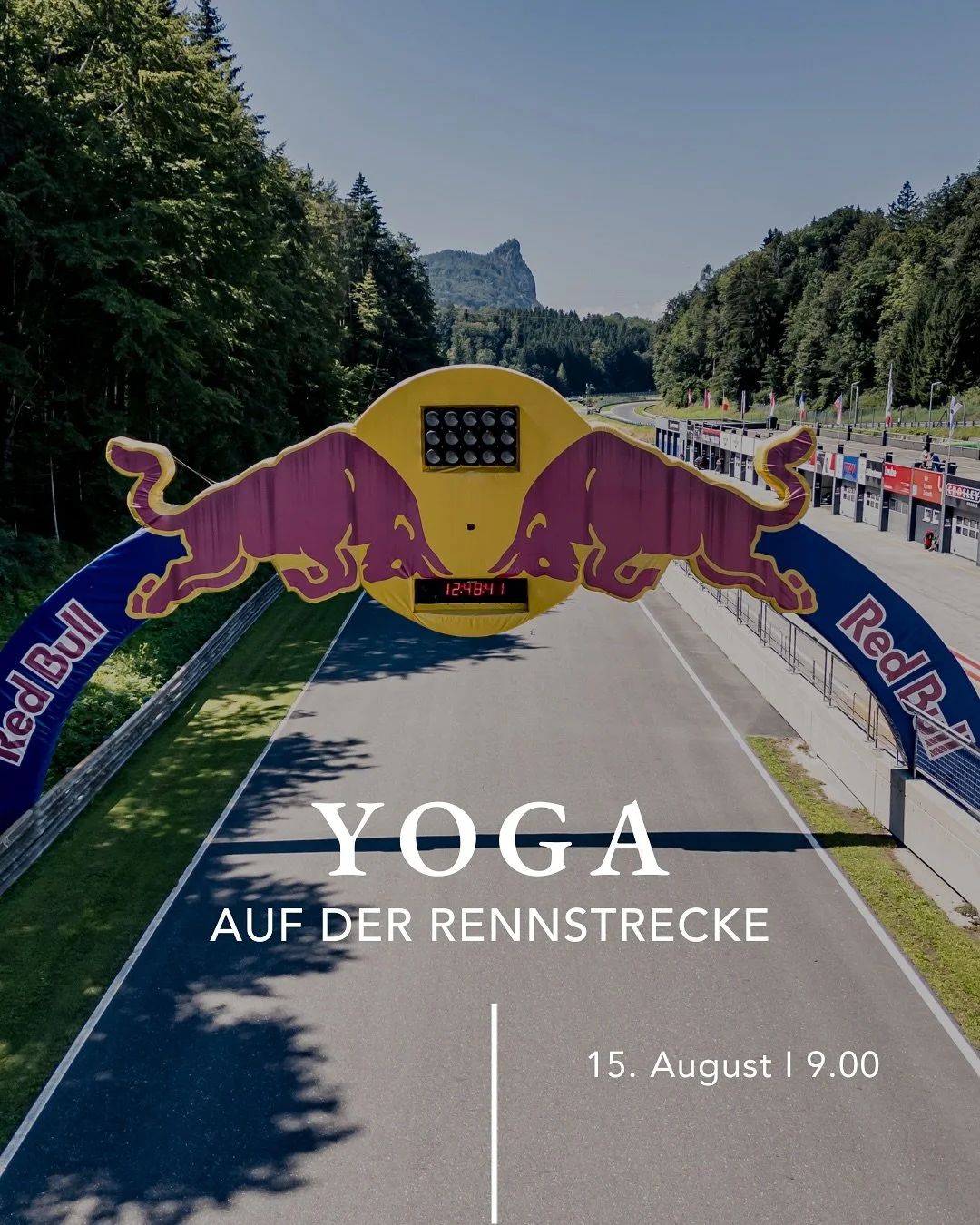 Pop Up Yoga goes Salzburgring! 🏁 Zum ersten Mal rollen wir unsere Matten auf der Zielgeraden der Rennstrecke aus &amp; flie&szlig;en gemeinsam durch einen Morning Yoga Flow. 🧘🏽&zwj;♀️🧘🏻&zwj;♂️

▫️▫️▫️
𝗢𝘂𝘁𝗱𝗼𝗼𝗿 𝗬𝗼𝗴𝗮 𝗮𝘂𝗳 𝗱𝗲𝗺 𝗦𝗮𝗹