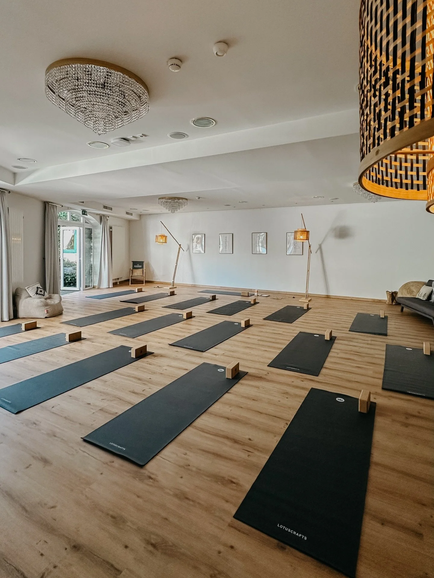 sunday yoga + sushi = still our favourite combo 🍣🤤

yoga flow @julia_triebl, followed by a jummy dinner @see.sushi 

sunday | 25.1.

yoga 16.30
dinner 18.00
📍@bergrose.hideaway