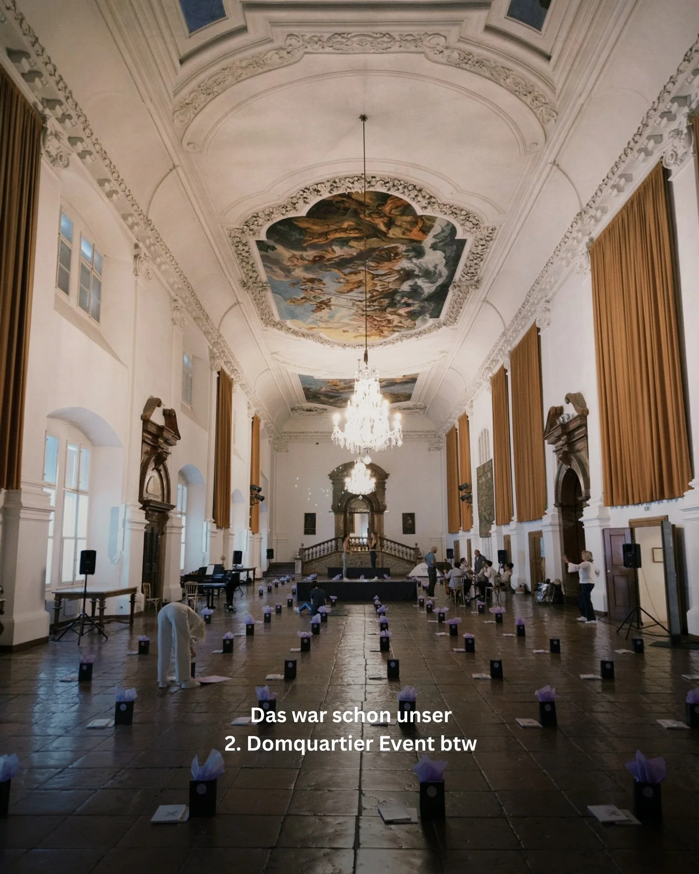 Unser 2. @domquartiersalzburg Event BY THE WAY 🥹
Yoga trifft auf Mozart LIVE-Musik.

Wieder 100 begeisterte Yoginis auf der Matte und eine ewig lange Warteliste. Wir lieben es, dass ihr es so sehr liebt. 

Gemeinsam mit dem Live Ensemble @bellamusic