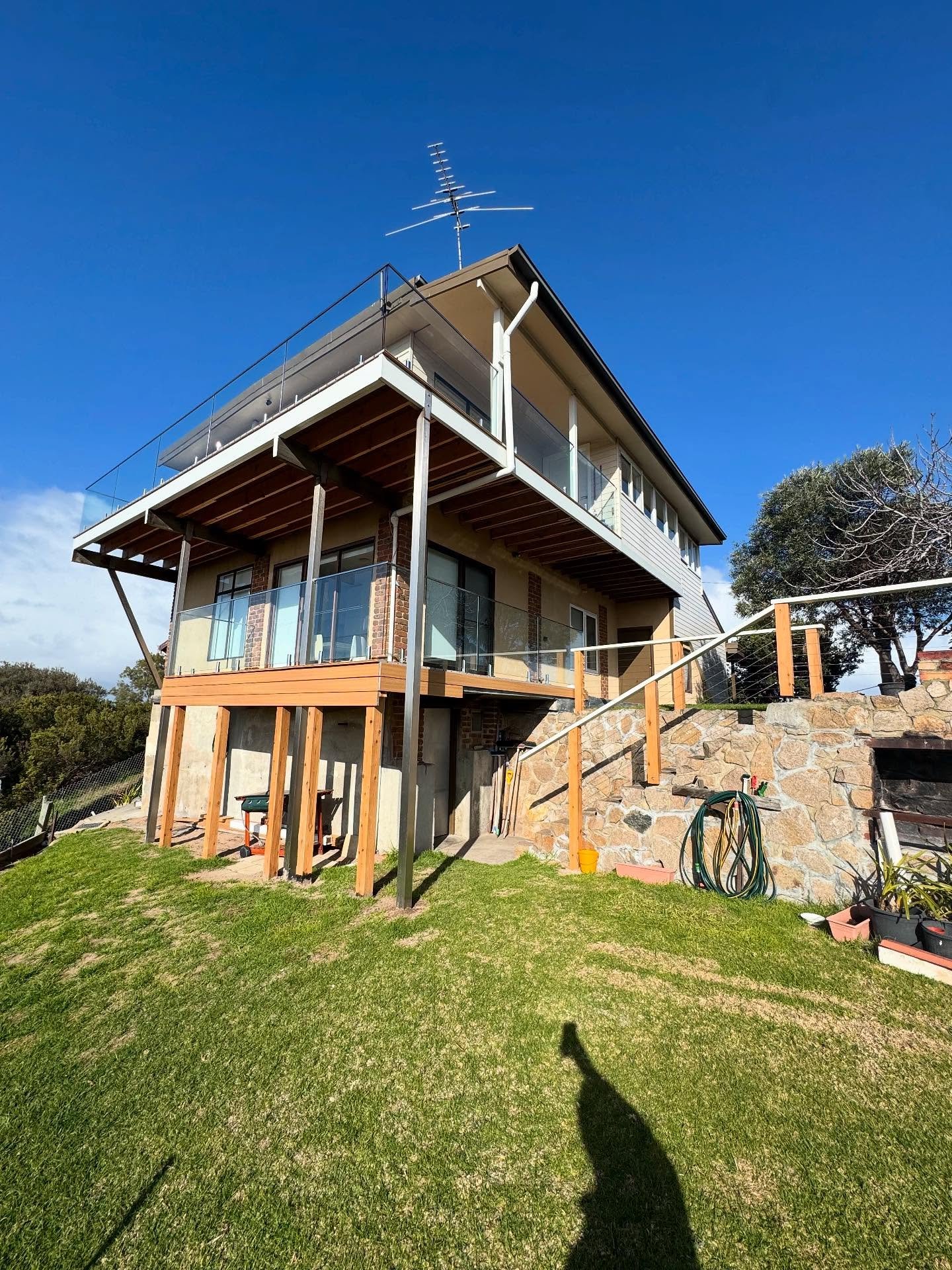 Balcony and Deck Refurbishment 

We&rsquo;ve been busy bringing this balcony back to life with some solid new support stainless steel posts, A complete new treated pine subfloor, Composite decking boards, as well as a new glass bustards to complete t