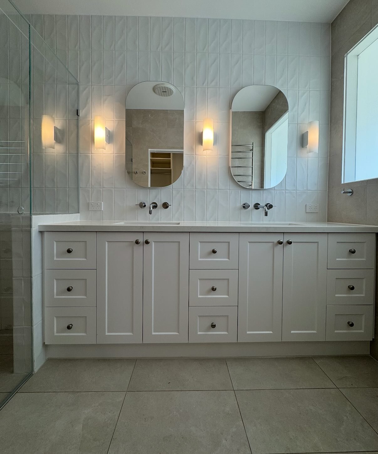 Another full gut and rebuild complete ✔️
This ensuite now features a double shower, custom cabinetry, textured feature tiles and warm modern lighting.