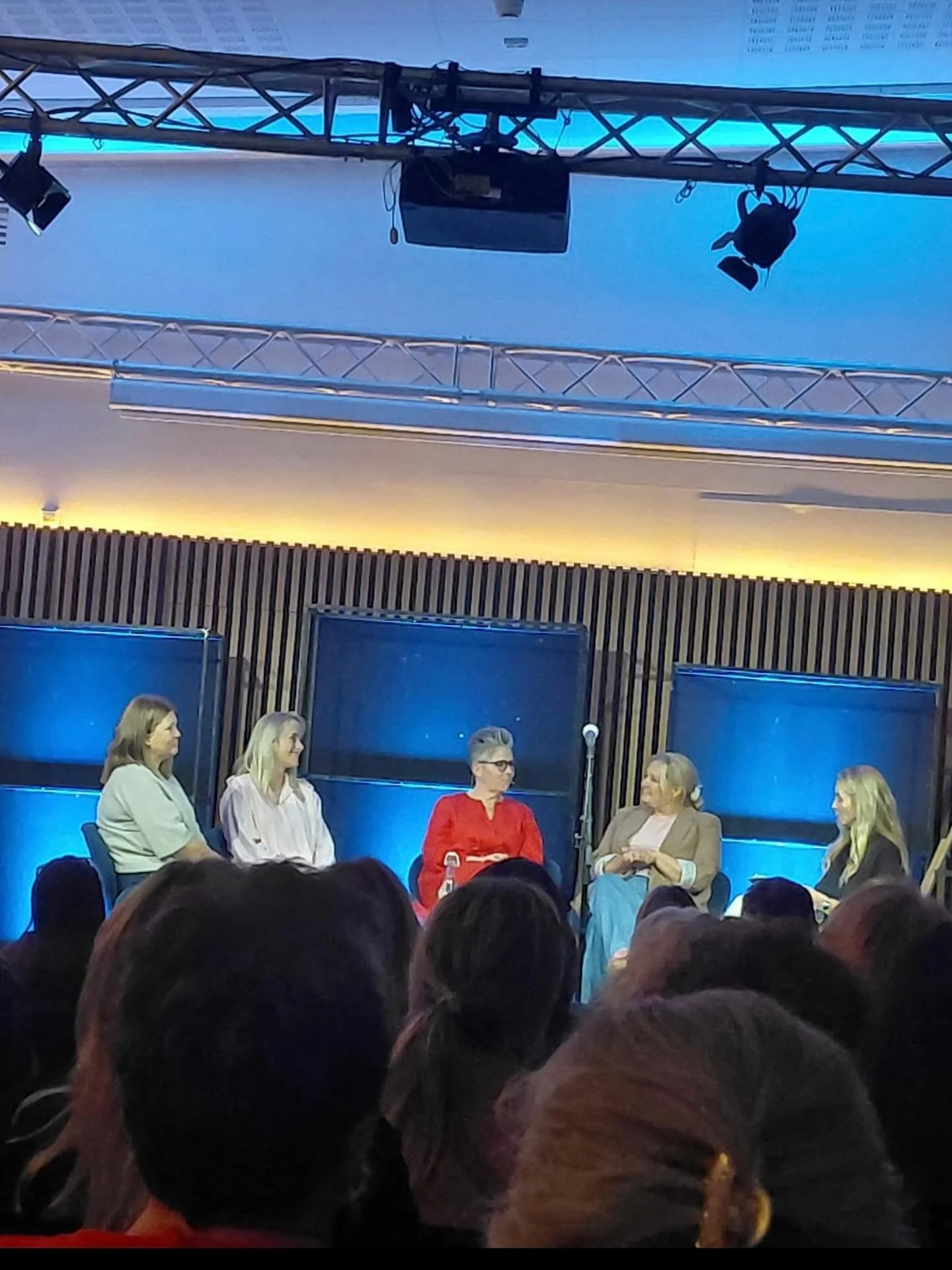 Hvordan kan vi forst&aring; og m&oslash;te mennesker som st&aring;r fast i det vonde? 

I forbindelse med bokutgivelsen &laquo;I lyset der st&aring;r jeg&raquo; inviterer @camillabrusdal til en kveld med sterke samtaler, inspirasjon og kulturinnslag.