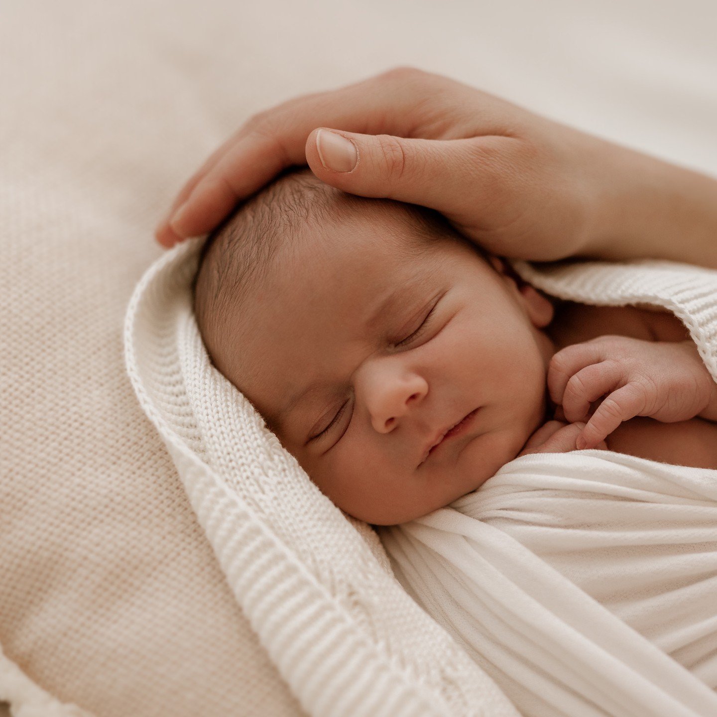 &quot;👶✨ Bei einem Neugeborenenshooting stehen f&uuml;r mich Liebe zum Detail und Geduld an erster Stelle. Jedes winzige H&auml;ndchen und jedes s&uuml;&szlig;e L&auml;cheln verdienen besondere Aufmerksamkeit. Mit sanfter Beleuchtung und kuscheligen