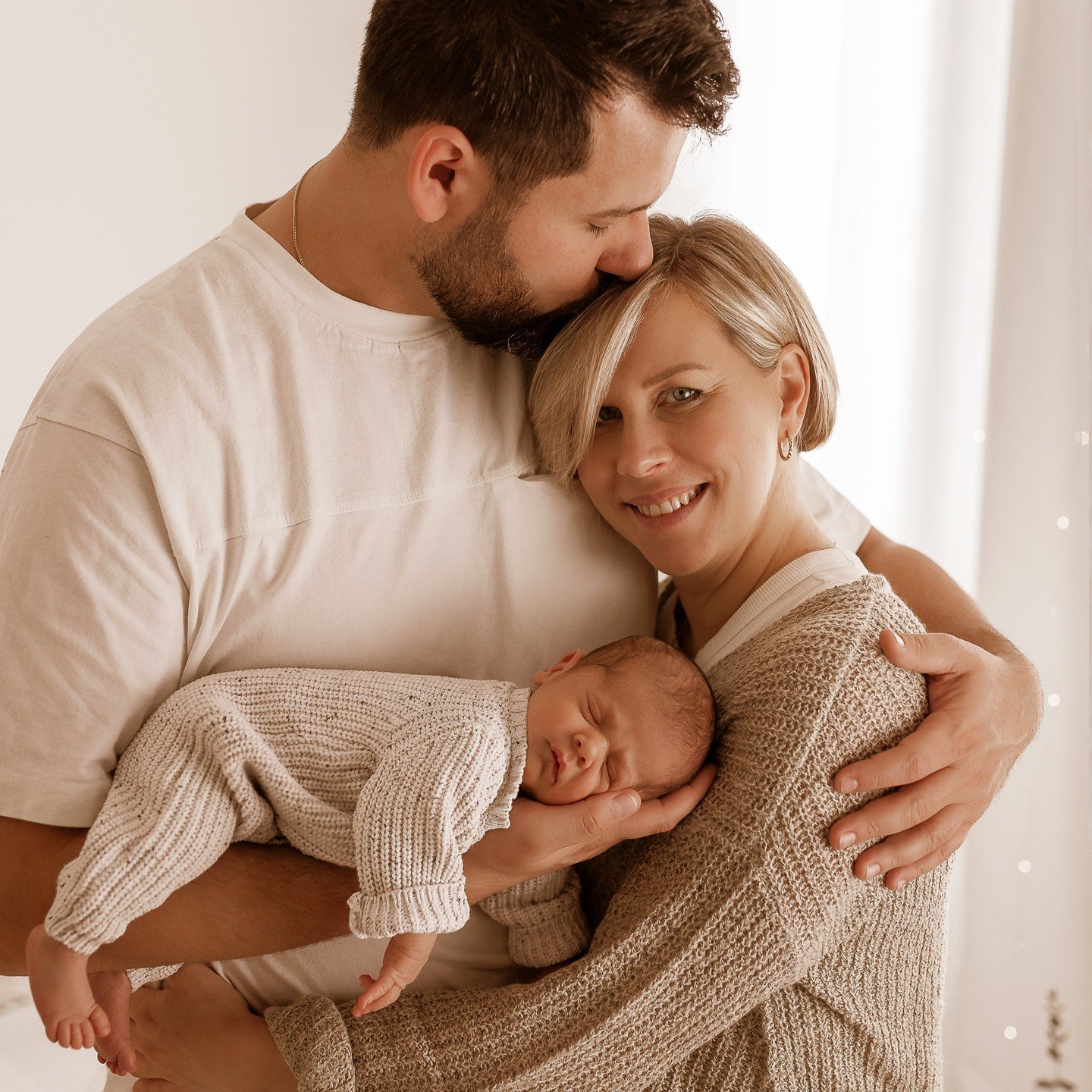 👶📸 Verpasse nicht die Gelegenheit, die zauberhaften ersten Tage deines Neugeborenen f&uuml;r immer festzuhalten! Ein Fotoshooting ist nicht nur eine Erinnerung f&uuml;r dich, sondern auch f&uuml;r dein kleines Wunder, wenn es sp&auml;ter gr&ouml;&s