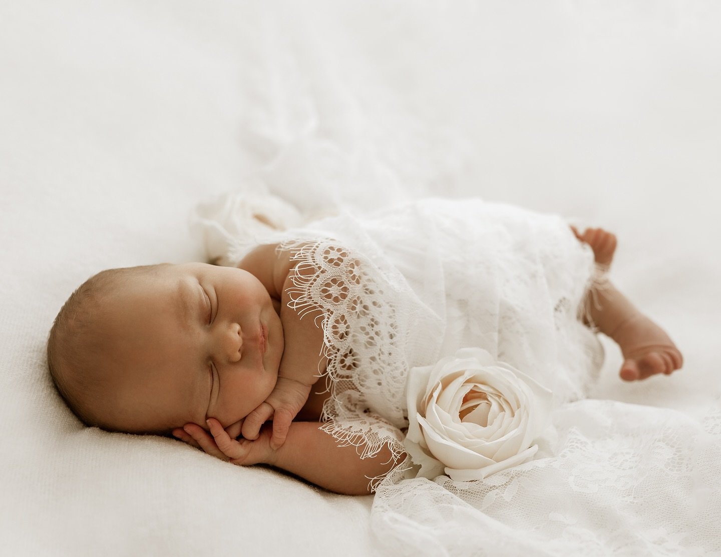 Halte diesen besonderen Zauber in den ersten Tagen unbedingt fest. Leider vergeht die Zeit viel zu schnell und du solltest unbedingt sch&ouml;ne Fotos von dieser Zeit haben! 

Das Newbornshooting sollte bestenfalls in den ersten 5-12 Lebenstagen stat
