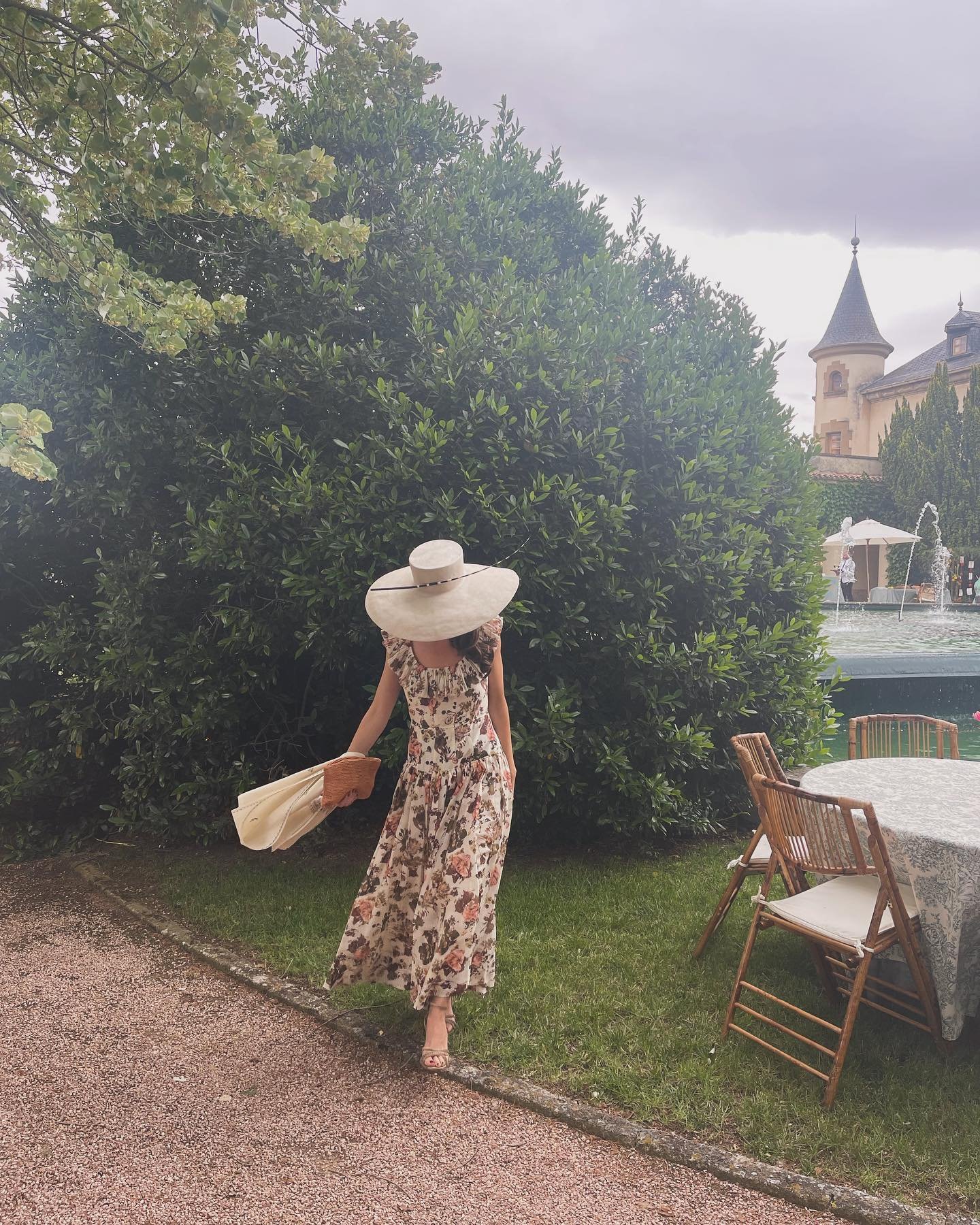 Boda en Pamplona 🕊️🍂🌳🌻🌸 
.
Nuestra fundadora Beatriz lucia vestido de Ulla Johnson y pamela de Nana Golmar, disponible en tienda💘🕊️🌸🌈