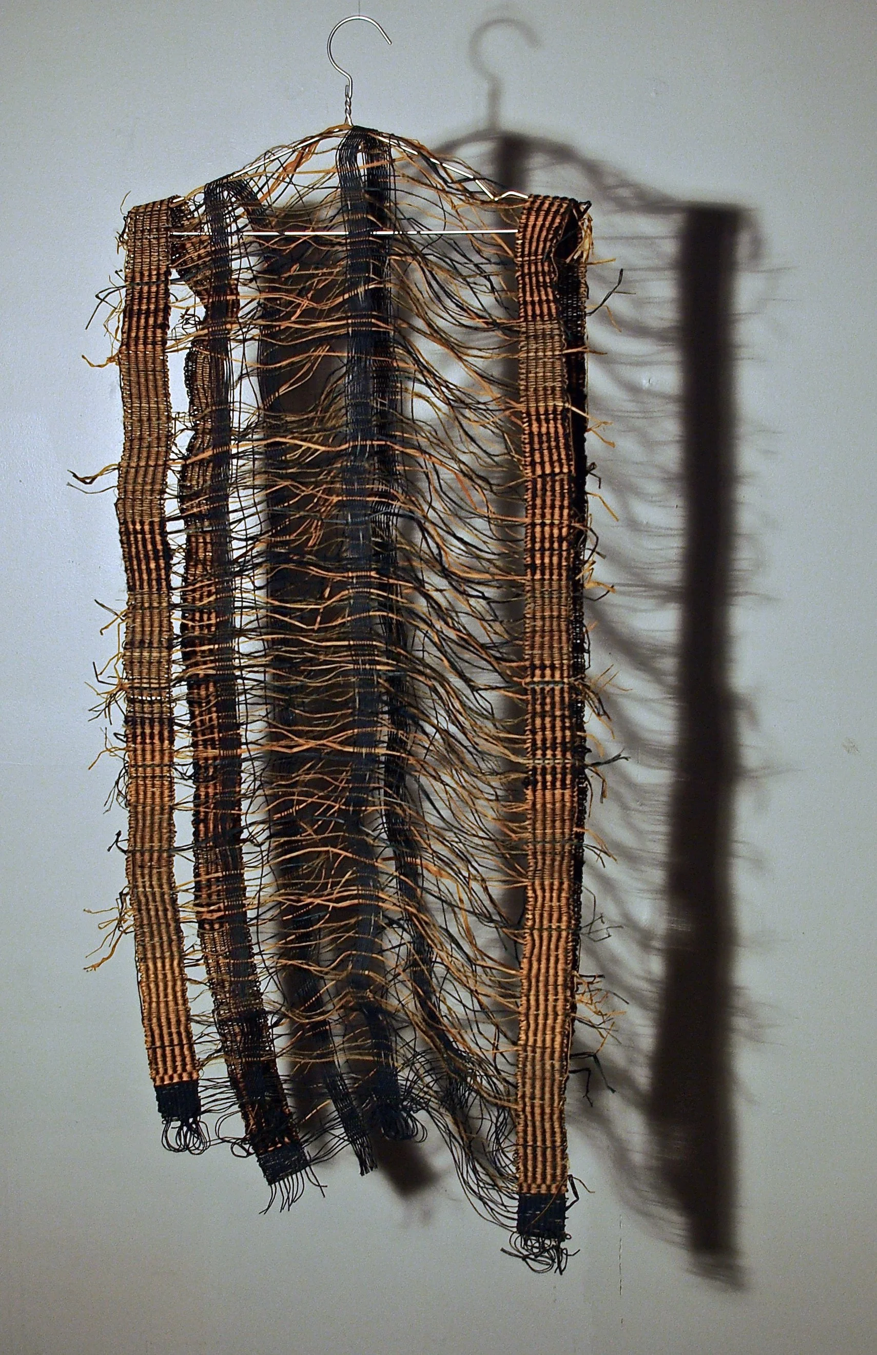 Farga papirtråd; lin; sisal.                                           
B 50 x H 115 x D 10 cm. 