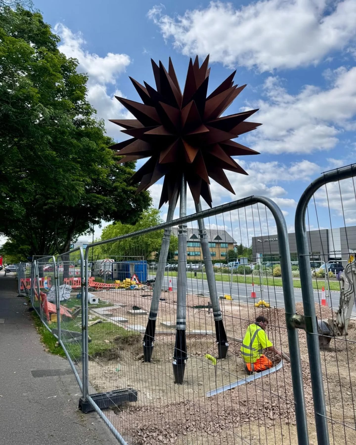 Construction is in full swing at the Superhub Site in Manor Royal 👷🏽&zwj;♀️

It was great to get out yesterday to see the progress so far - the showstopper, of course, being the amazing 'Kekis Fusion' by @karlsingporewala , which was installed last