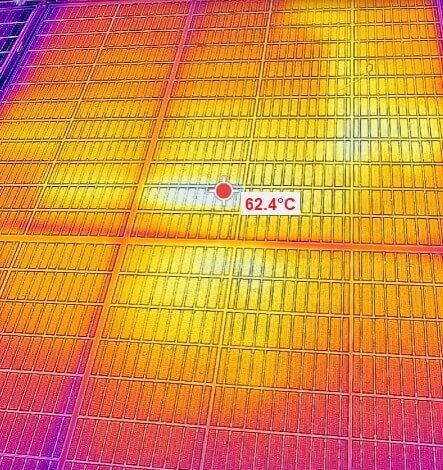 Infračervený obraz solárního panelu ukazuje vysokou teplotu