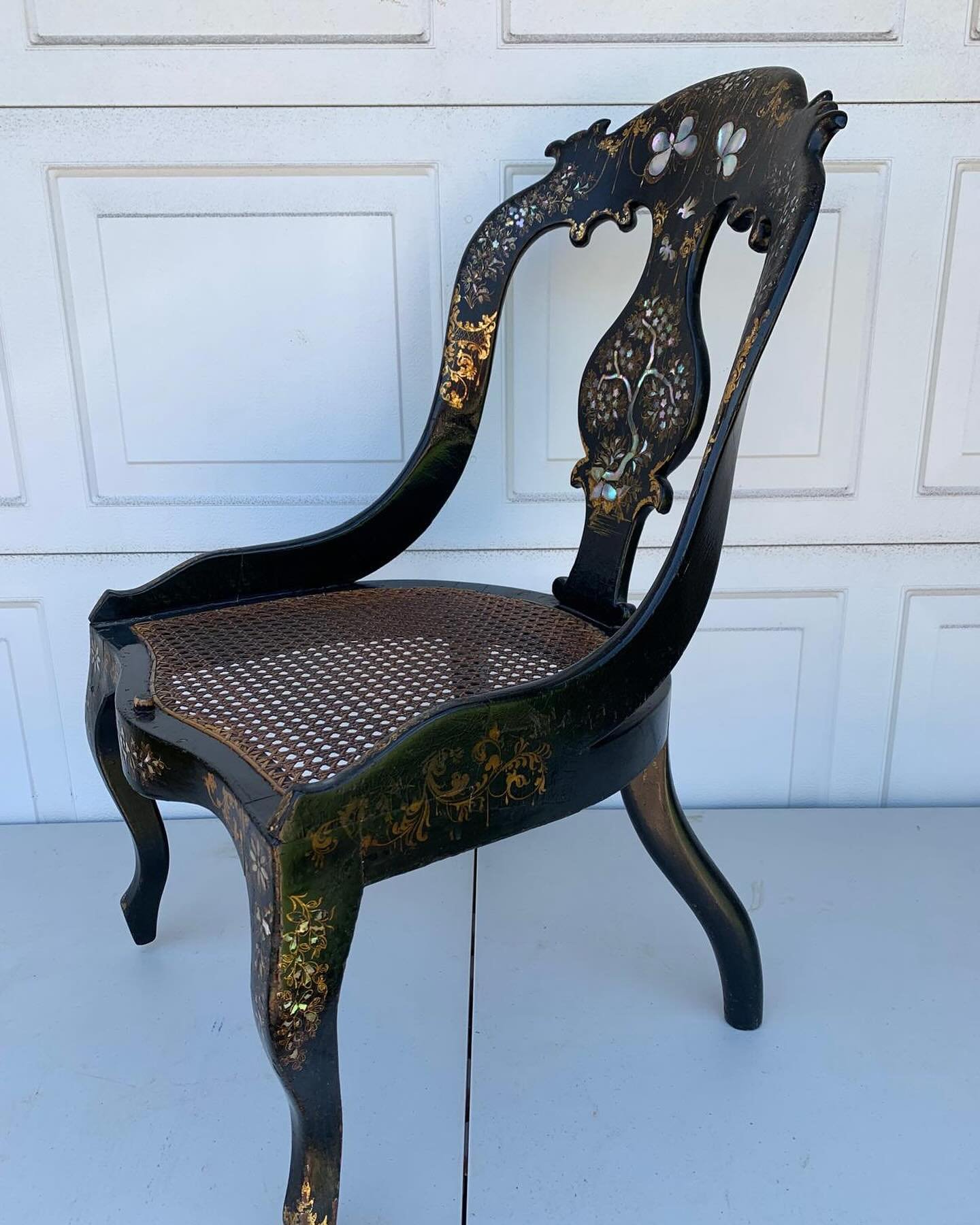 Majestic Antique Paper Mache Chair Inlaid with Mother of Pearl Butterflies 🦋🪑

English, Circa 1830-1860. Paper mache with mother of pearl inlay finished in gold leaf detail

A unique #CescaFinds 

Please DM for more information, or view along with 