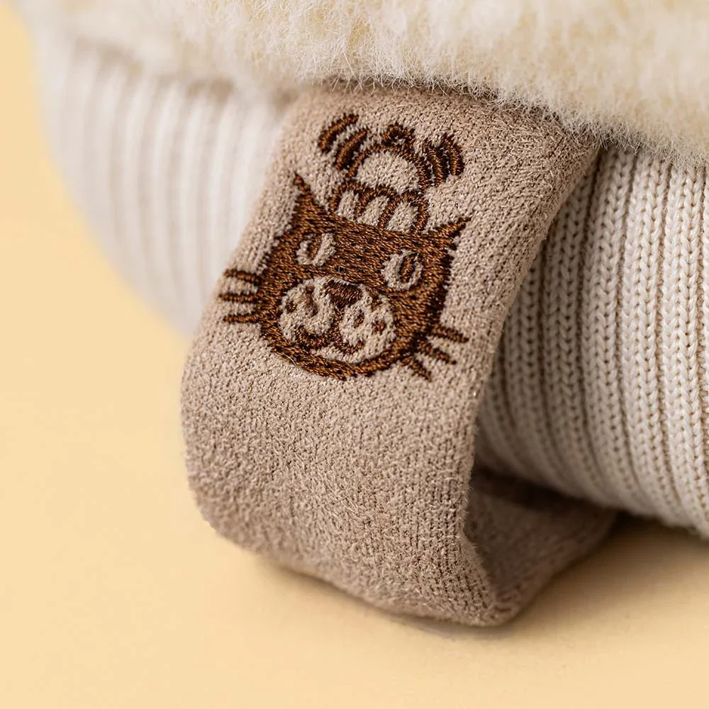 Amuseables Fitswell Mitten by Jellycat, Detailed View.