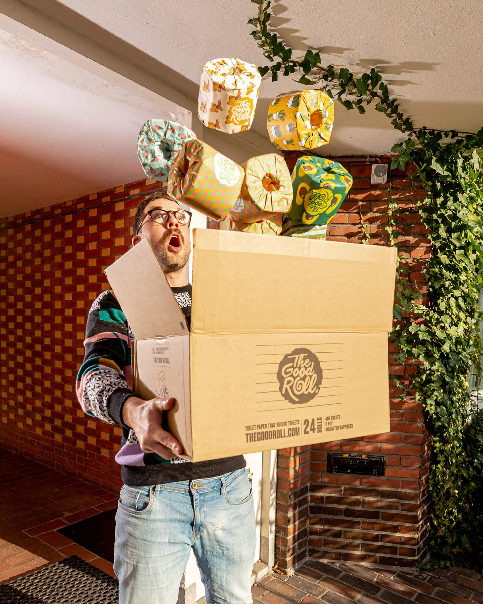 Winchester-Creatives_Fotograaf_Groningen_Lifestyle_Foto_Productfoto_The-Good-Roll_Man_Met_Doos_Cheerful_Choice_Voordeur_Bezorging_Thuisbezorgd.jpg