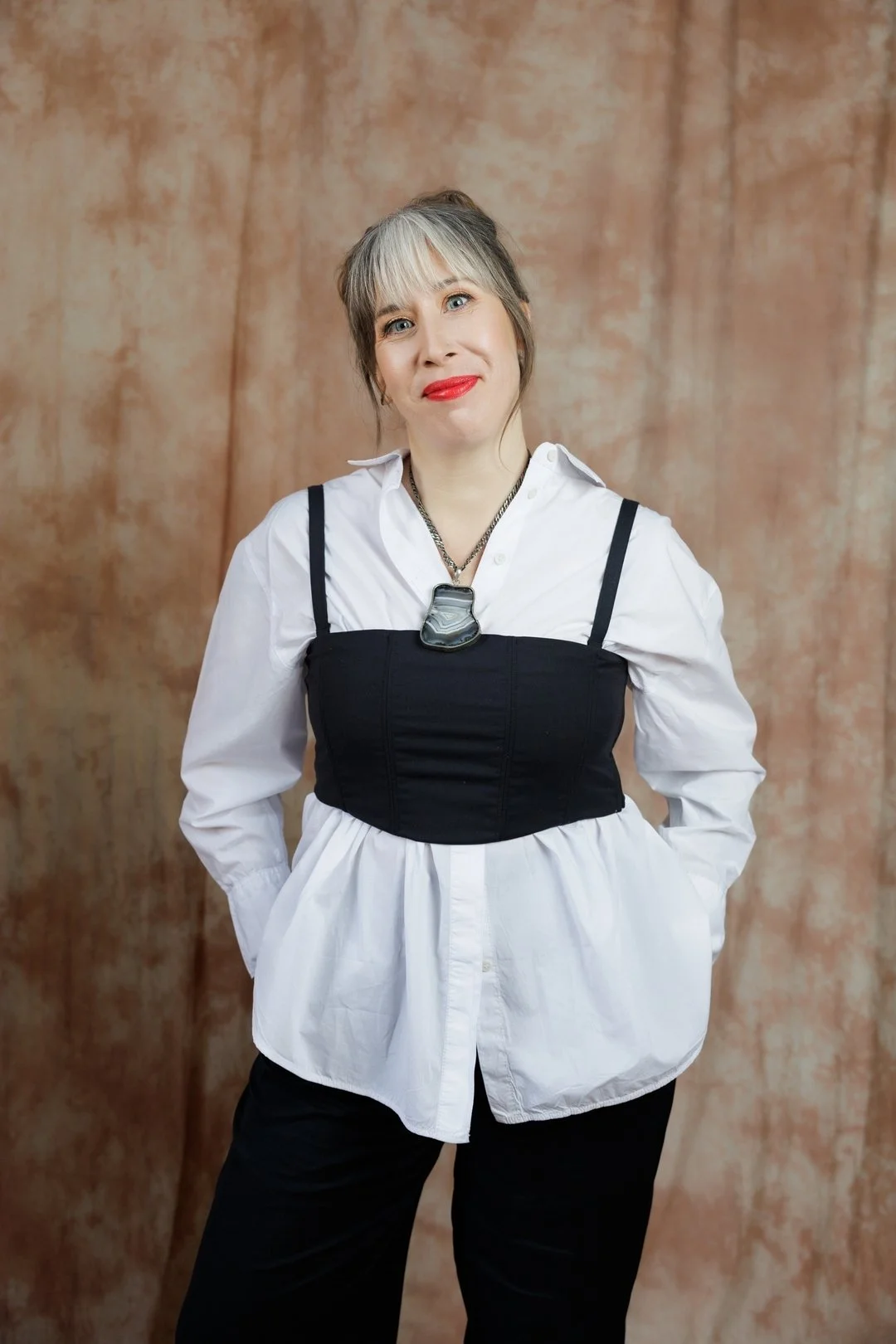 Hi! It's been a minute! 

Allow me to (re)introduce myself...I'm Lauren - a therapist, a hypnotherapist and the owner of a group therapy practice based in Ridgewood, Queens! I am a psychotherapist practicing at the intersection of psychology and cere