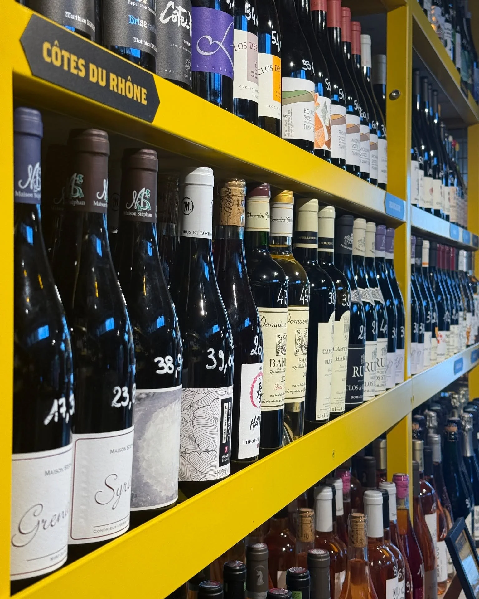 Un lieu, des vins, une ambiance 🍷
Chez Musette, on c&eacute;l&egrave;bre le vin vivant, les vignerons engag&eacute;s et les bons moments partag&eacute;s.
👉 Passez d&eacute;couvrir nos coups de c&oelig;ur du moment : rouges profonds, blancs frais, b