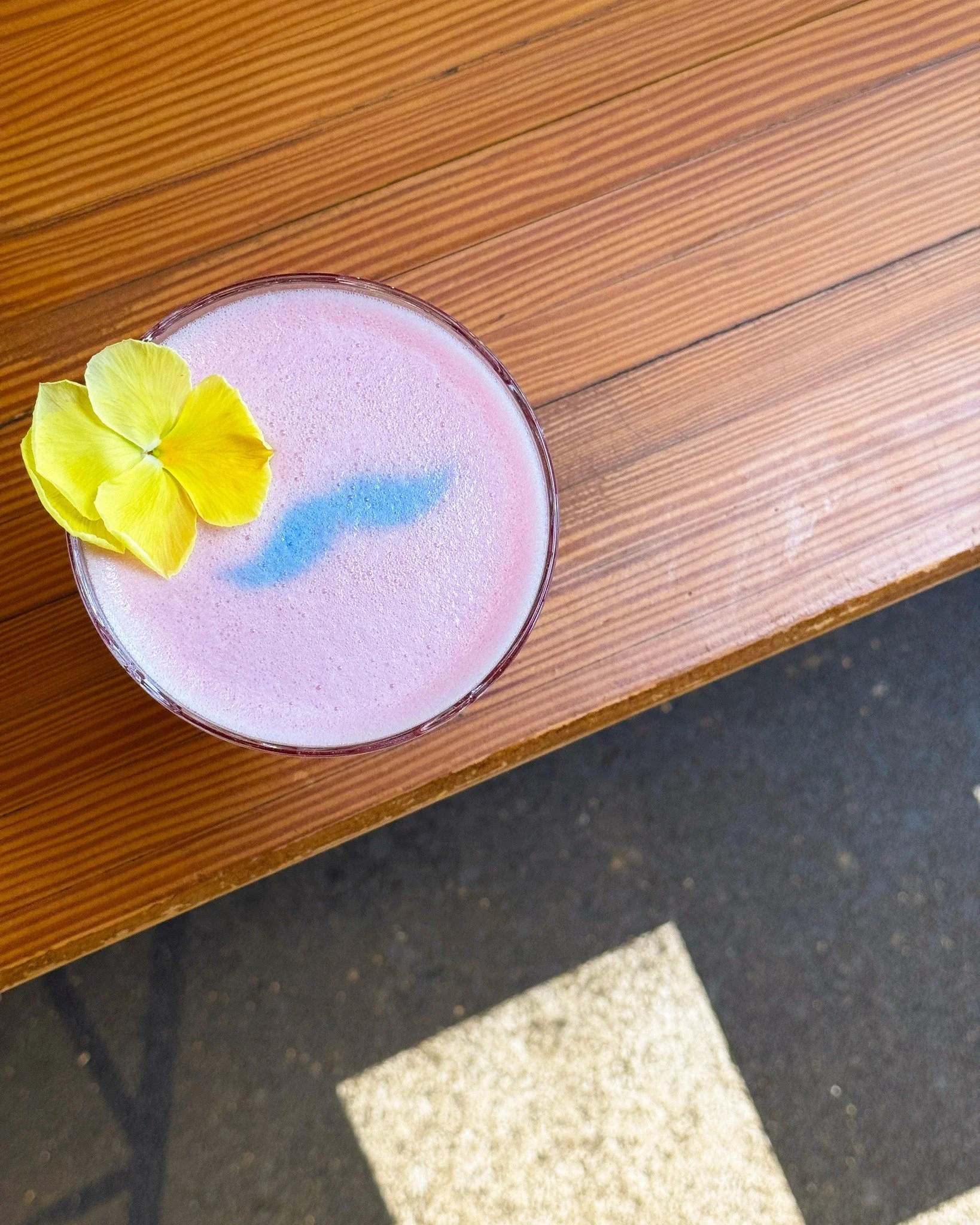 🥸 Au Bar, le cocktail Moustache est en place pour Movember !

Ce mois-ci, venez siroter pour la bonne cause et d&eacute;couvrez notre cocktail signature &mdash; un m&eacute;lange audacieux de gin sans alcool avec du jus de cranberry, de la pur&eacut