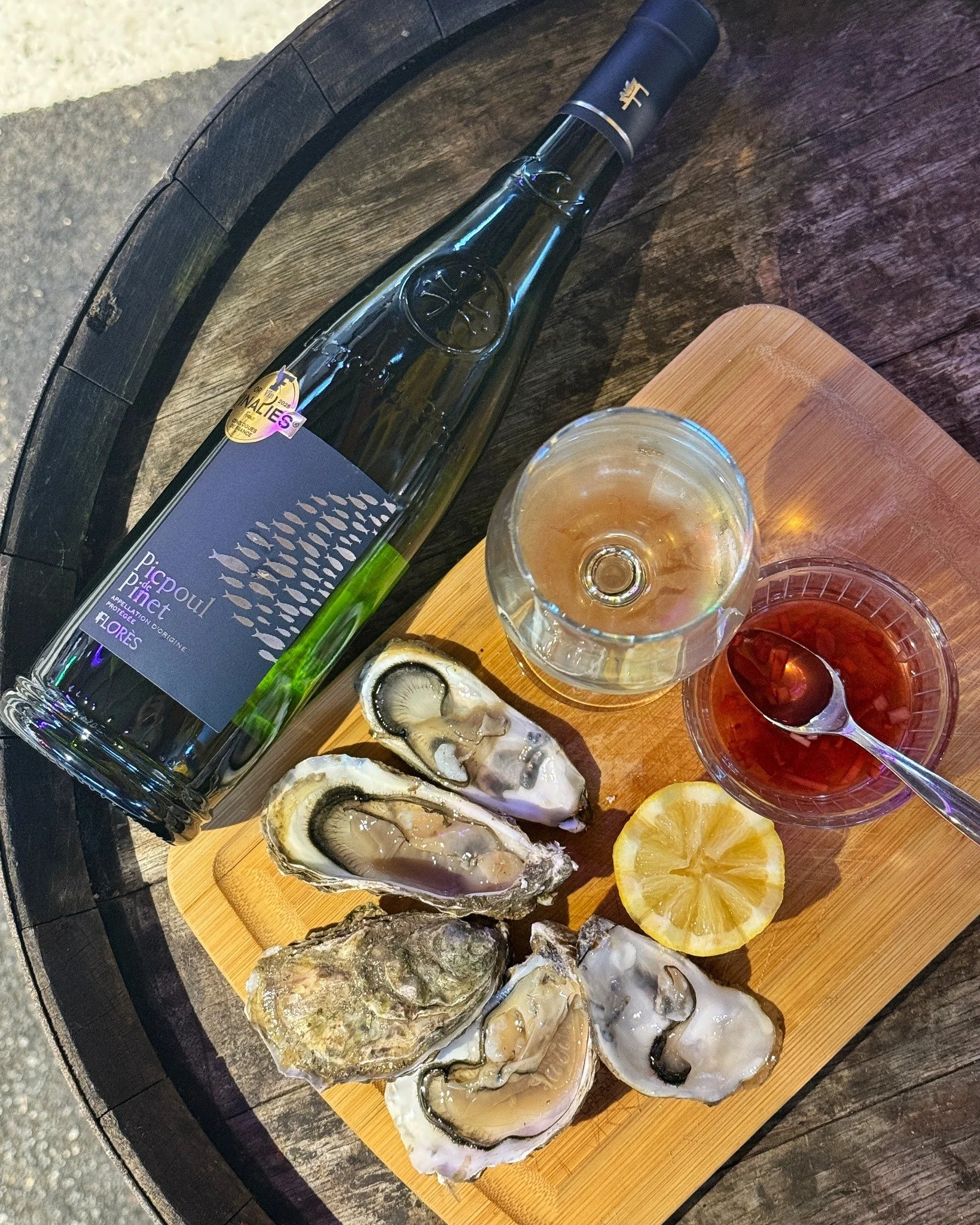 🦪 𝐀𝐜𝐜𝐨𝐫𝐝 𝐝𝐮 𝐣𝐨𝐮𝐫 : 𝐯𝐢𝐧 𝐛𝐥𝐚𝐧𝐜 &amp; 𝐟𝐫𝐮𝐢𝐭𝐬 𝐝𝐞 𝐦𝐞𝐫
La fra&icirc;cheur iod&eacute;e des hu&icirc;tres + un Picpoul de Pinet = pure magie 💫
👉 &Agrave; d&eacute;couvrir cette semaine chez Musette !
.
𝘓'𝘢𝘣𝘶𝘴 𝘥'𝘢𝘭𝘤