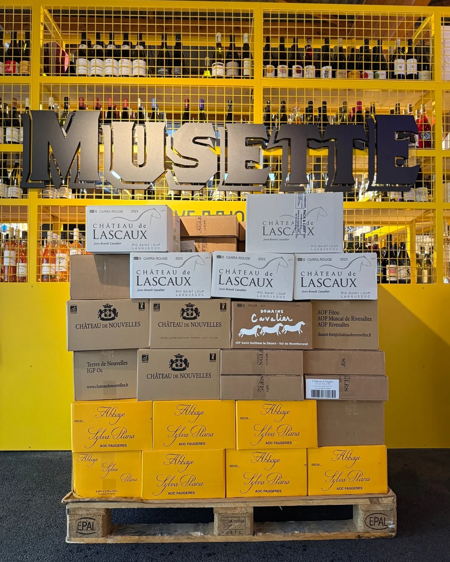 🚚📦 L'arrivage qui fait plaisir !
Des nouveaut&eacute;s, des coups de c&oelig;ur et des valeurs s&ucirc;res &agrave; d&eacute;guster sans attendre 🍷
On vous attend !
.
#musette #oenologie #apero #cave #caveavins #caviste #softdrink #vin #spiritueux