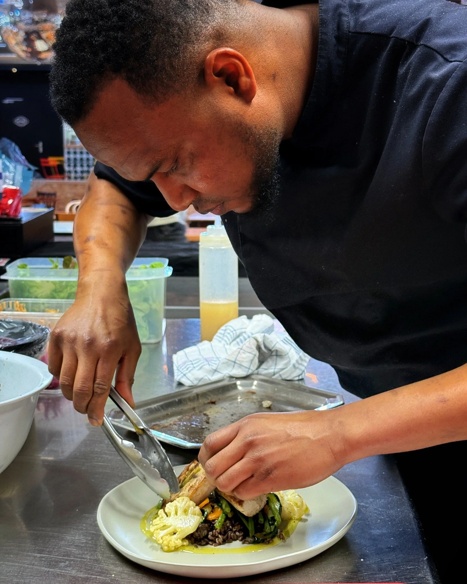 🍽️ 𝐁𝐢𝐞𝐧𝐯𝐞𝐧𝐮𝐞 𝐜𝐡𝐞𝐳 𝐯𝐨𝐮𝐬, 𝐁𝐢𝐞𝐧𝐯𝐞𝐧𝐮𝐞 𝐜𝐡𝐞𝐳 𝐊𝐞𝐫 𝐁𝐚𝐫𝐫𝐲&rsquo;𝐬 !

Le chef, Lamine Barry, revient nous r&eacute;galer avec sa cuisine inspir&eacute;e, cette fois, de la Guin&eacute;e, toujours &agrave; la touche fran&