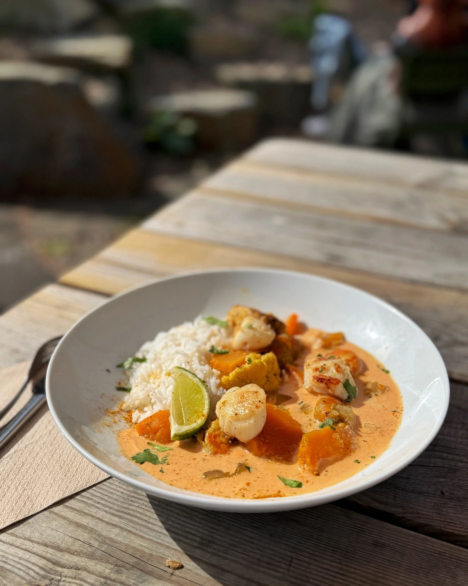 𝐀𝐯𝐫𝐢𝐥 𝐞𝐬𝐭 𝐥&agrave;&hellip; 𝐞𝐭 𝐥𝐞𝐬 𝐬𝐚𝐯𝐞𝐮𝐫𝐬 𝐚𝐮𝐬𝐬𝐢 🌸

C&rsquo;est le moment parfait pour :
☀️ profiter des derni&egrave;res coquilles Saint-Jacques de la Baie avec Saint-Broc Kitchen chez Boui Boui.
🍺 d&eacute;couvrir de nou