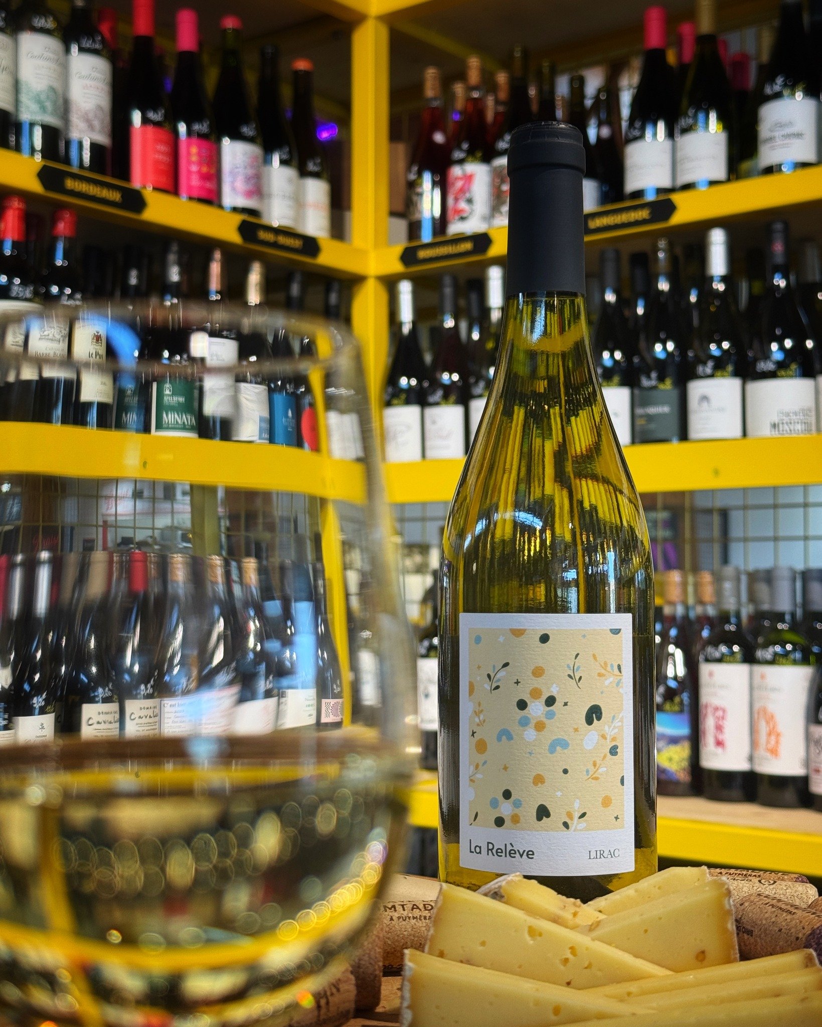 𝐂𝐨𝐮𝐩 𝐝𝐞 💛 de Goulwen
La Rel&egrave;ve, un lirac blanc, des fr&egrave;res Lafond, &agrave; d&eacute;guster avec des plats m&eacute;dit&eacute;rran&eacute;ens, id&eacute;al avec les beaux jours.
Disponible en cave d&egrave;s aujourd&rsquo;hui !
