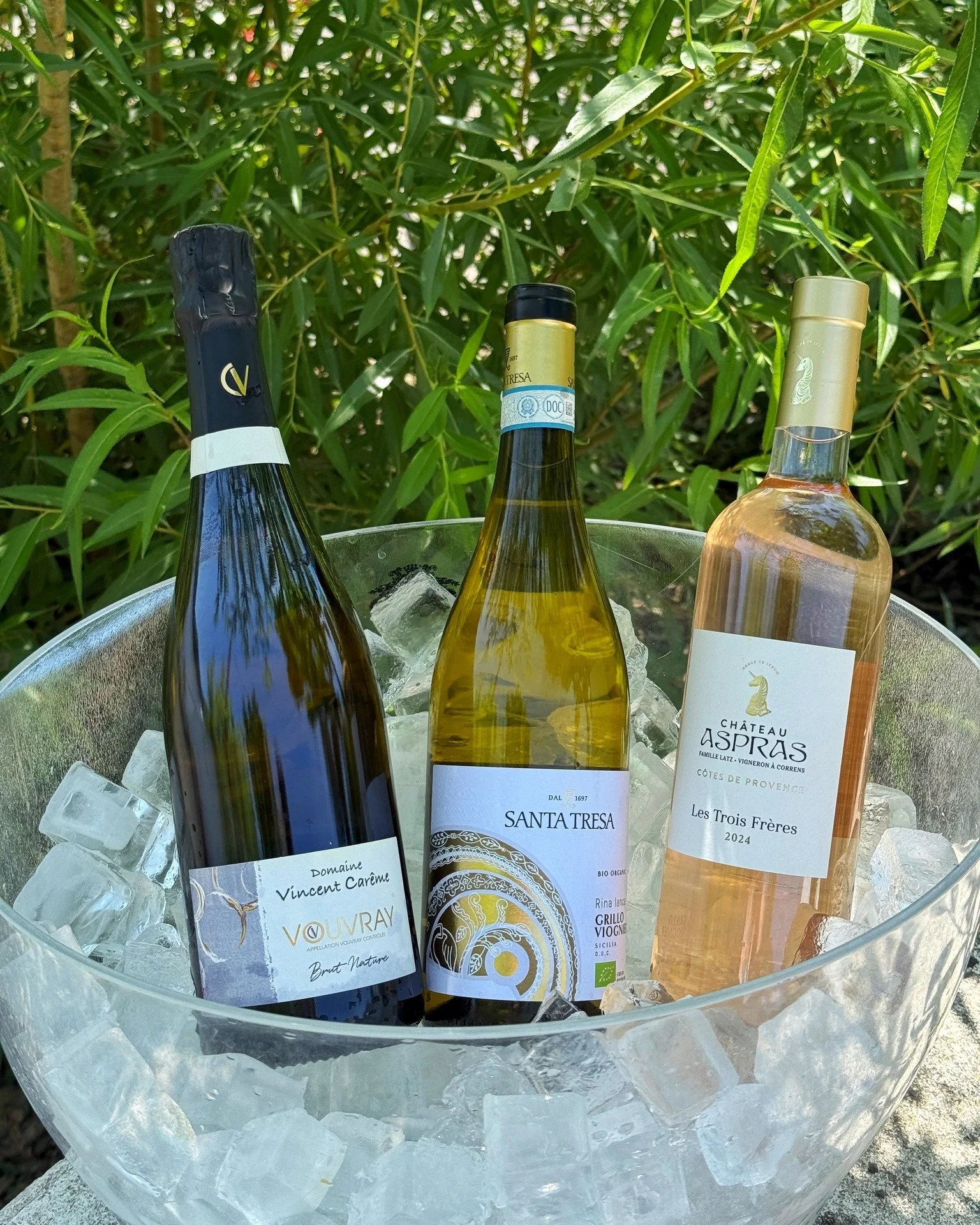 Il fait chaud. Tr&egrave;s chaud.
🌿 Blancs bien frais, bulles qui claquent, ros&eacute;s de copains et quilles l&eacute;g&egrave;res &agrave; boire &agrave; l&rsquo;ombre... On a ce qu&rsquo;il faut pour survivre &agrave; la chaleur 🍷
Au frais : 
❄