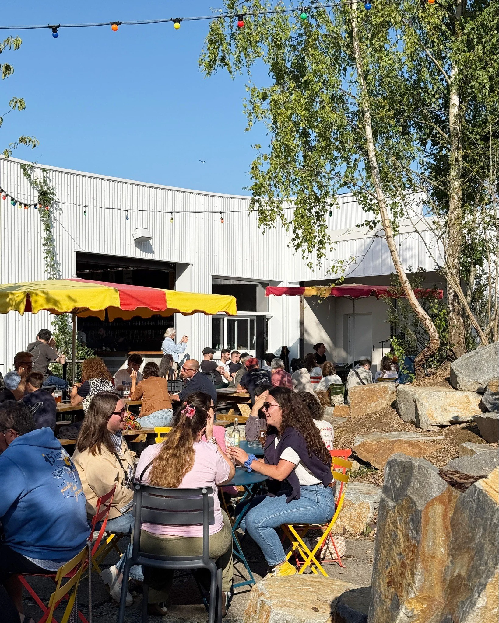 Le spot parfait pour d&eacute;jeuner, d&icirc;ner ou juste chiller 🍹
.
#bazaarhall #saintbrieuc #foodcourt #musique #jardin #brasserieuncle #brewery #bretagne #cotesdarmor