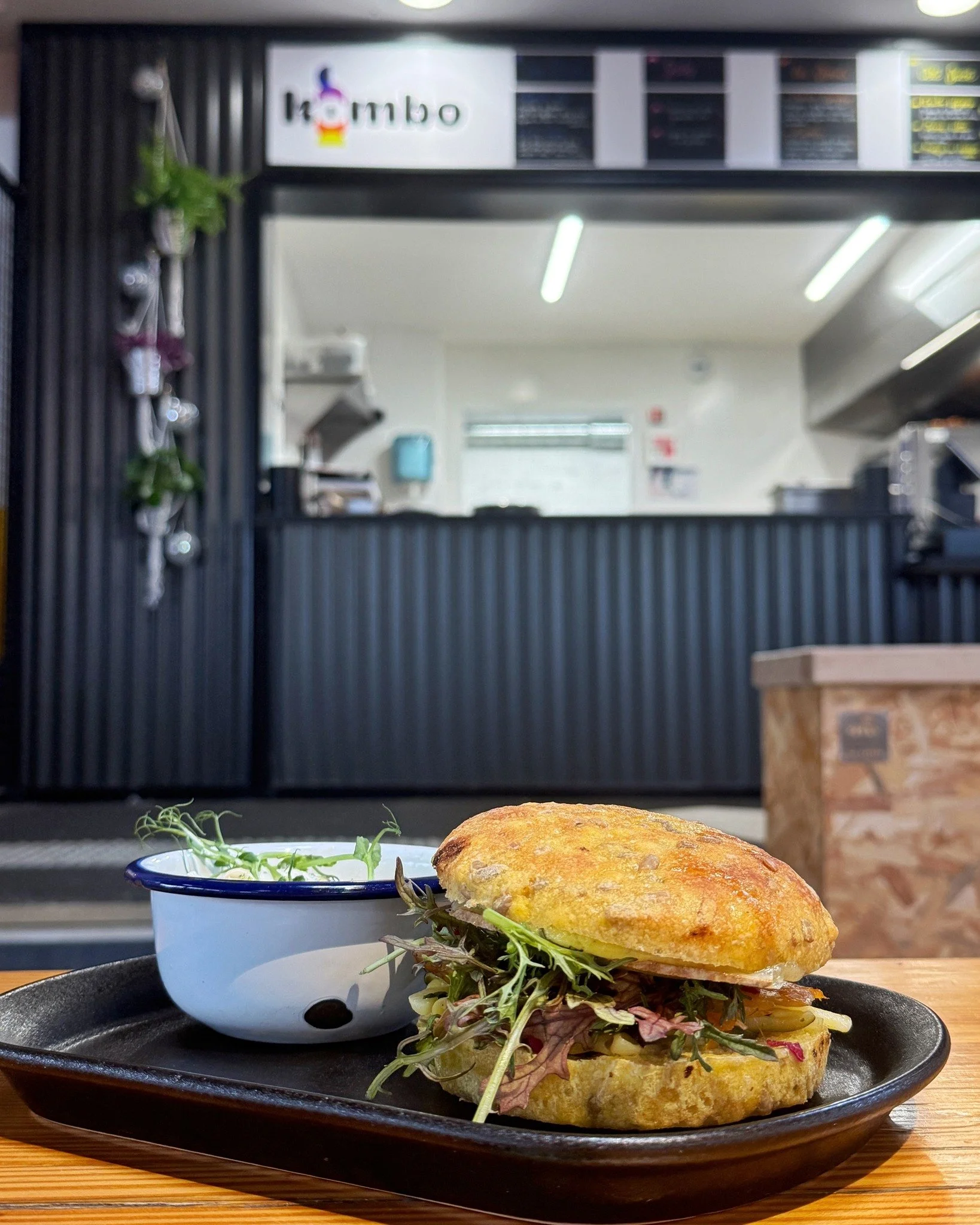 🌿Le mois de Juin commence avec les nouvelles saveurs de @kombo_craftfood  et leur cuisine fra&icirc;che et de saison.

Chez Kombo, c&rsquo;est le beau et le bon dans l&rsquo;assiette et dans le sandwich !
Avant son installation en ville, place de la