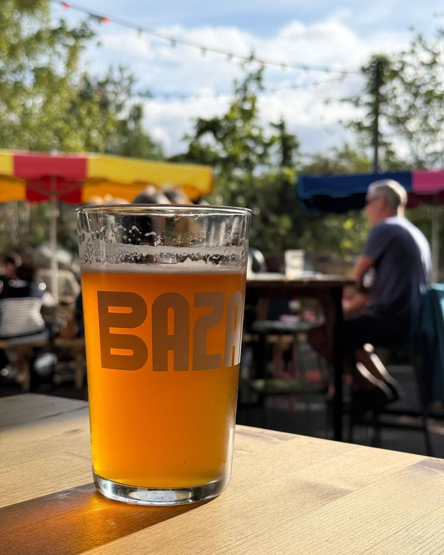 𝐃𝐄𝐓𝐀𝐈𝐋𝐒

🍺 Une bi&egrave;re fra&icirc;che qui coule.
🥂Des verres qui s&rsquo;entrechoquent.
🌿Le soleil qui descend dans le jardin.
🍴Des assiettes qui arrivent &agrave; table.
🎧Quelques notes qui commencent &agrave; r&eacute;sonner.
Ce son