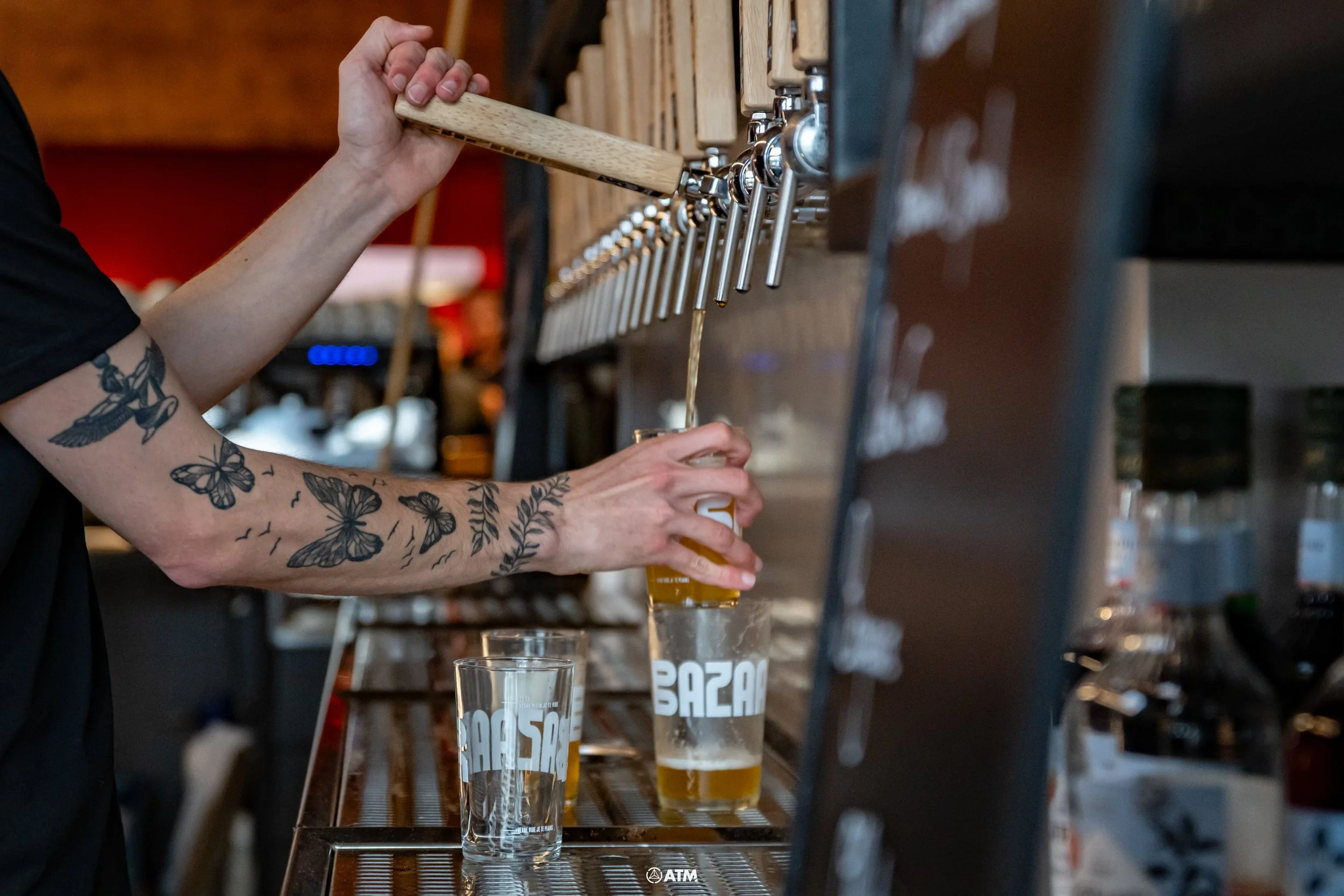 Boire au Bazaar Hall, une bière servie