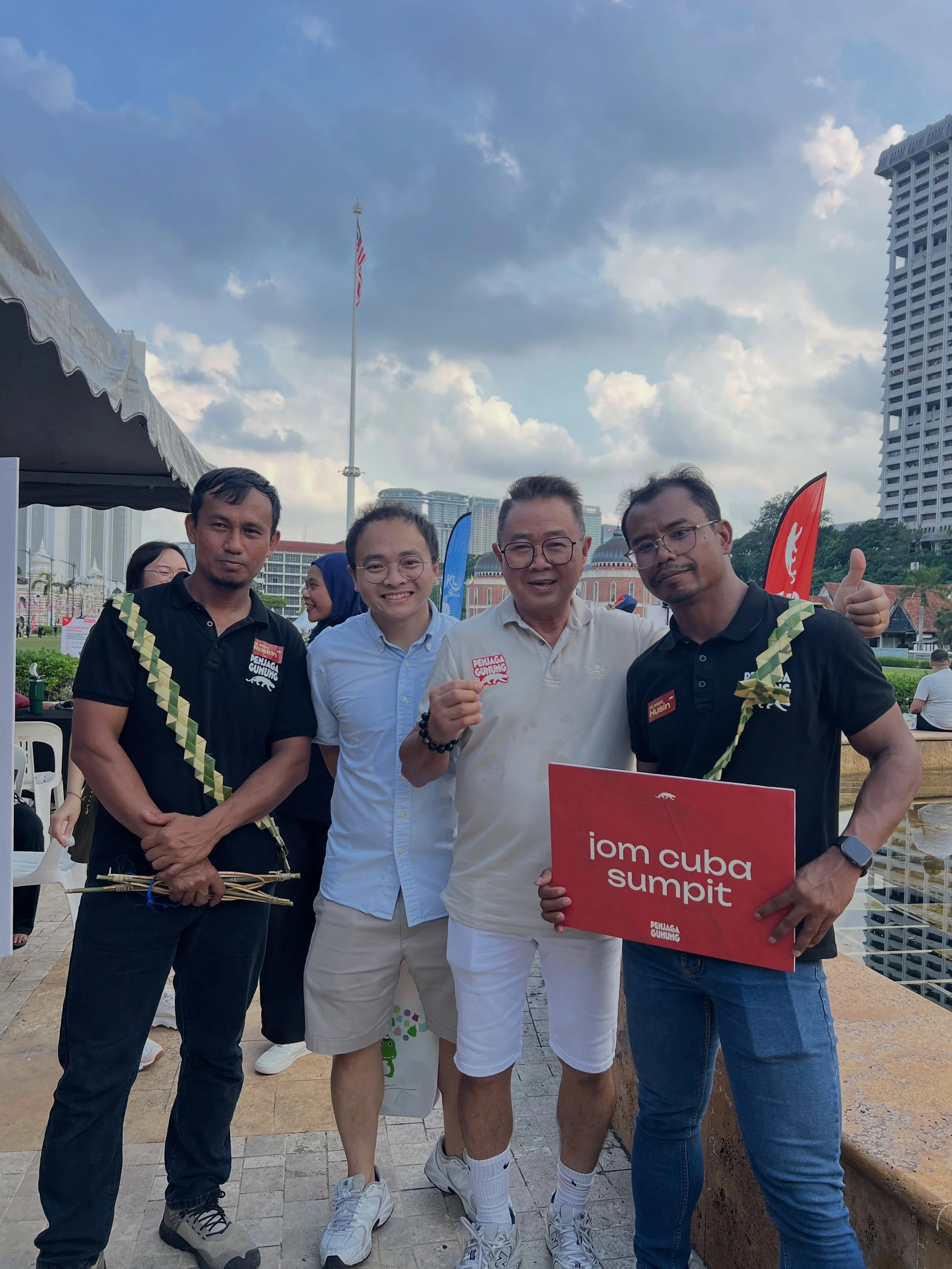 Over 100 people tried menyumpit with Penjaga Gunung at KL Festival this weekend 🥳

Beyond the activity itself, our PENJAGA GUNUNG participants had the opportunity to engage with the public, share their experiences, and build confidence in telling th