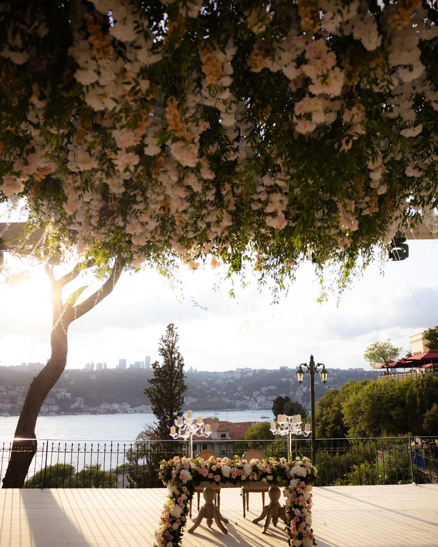 Al fresco vibes in Istanbul.

Wedding planner @ucgluxurydestinationevents 
Venue @adilesultansarayi 
Sofreh and floral design @sultanwedding_turkey_dubai 
Photography videography @aysekayaphotofilm 
Production @ritimproduksiyon 

#istanbulwedding #bo