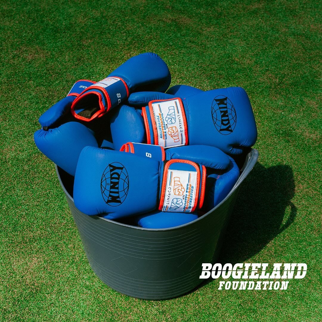 Op woensdag 3 juli gaan wij ons eerste Boogieland boksstation plaatsen in een AZC! In Amsterdam Nieuw West om precies te zijn🥊

Wij hopen enorm veel bewoners blij te kunnen maken en de kans te geven gratis te boksen tijdens een onzekere fase in hun 