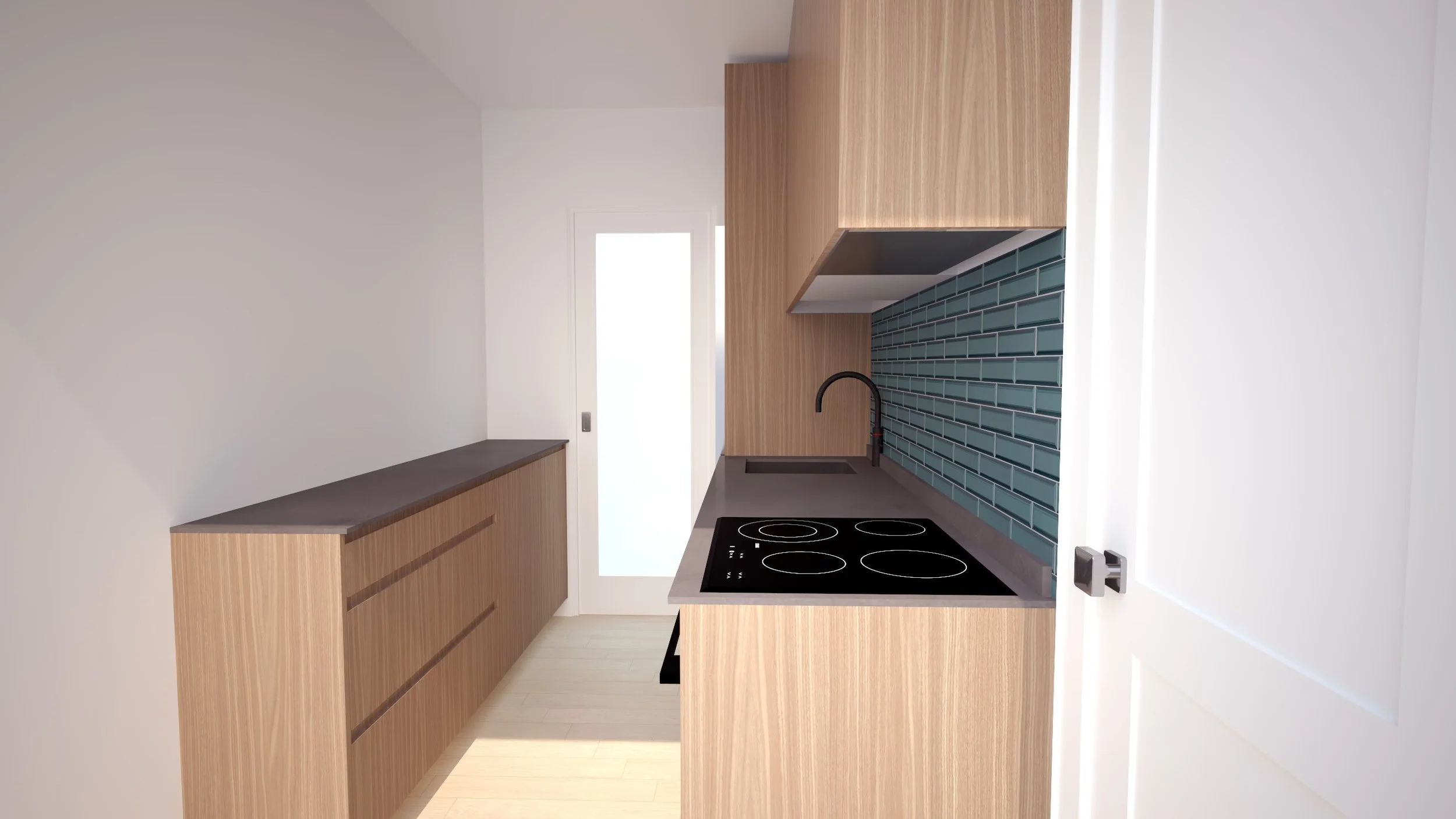 Cocina moderna con encimera eléctrica de cuatro quemadores, armarios de madera clara, pared con azulejos en tonos verde y ventanas que permiten la entrada de luz natural.