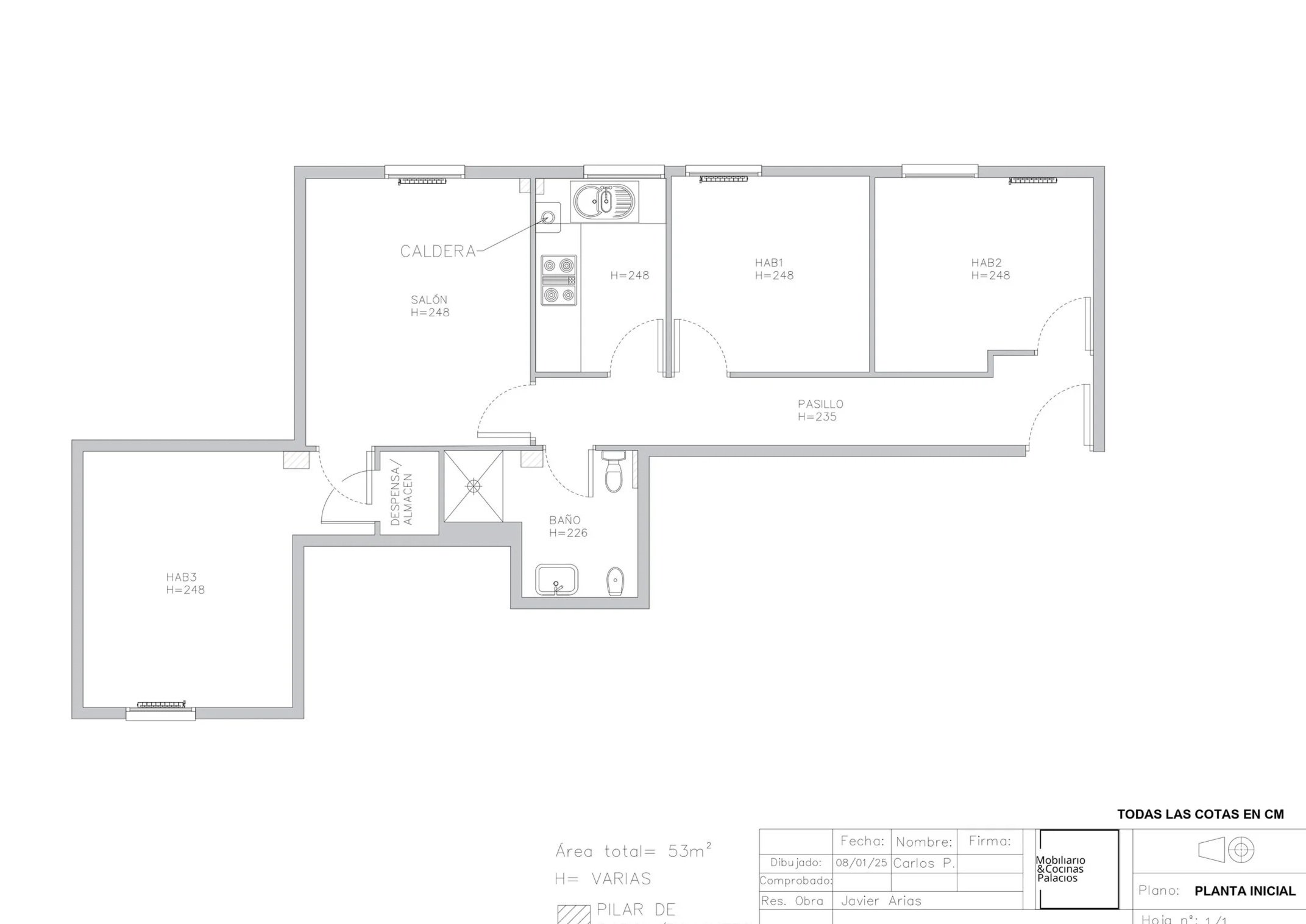 Plano de una casa con habitaciones, baños, sala, cocina y pasillo, detalles en metros y alturas.