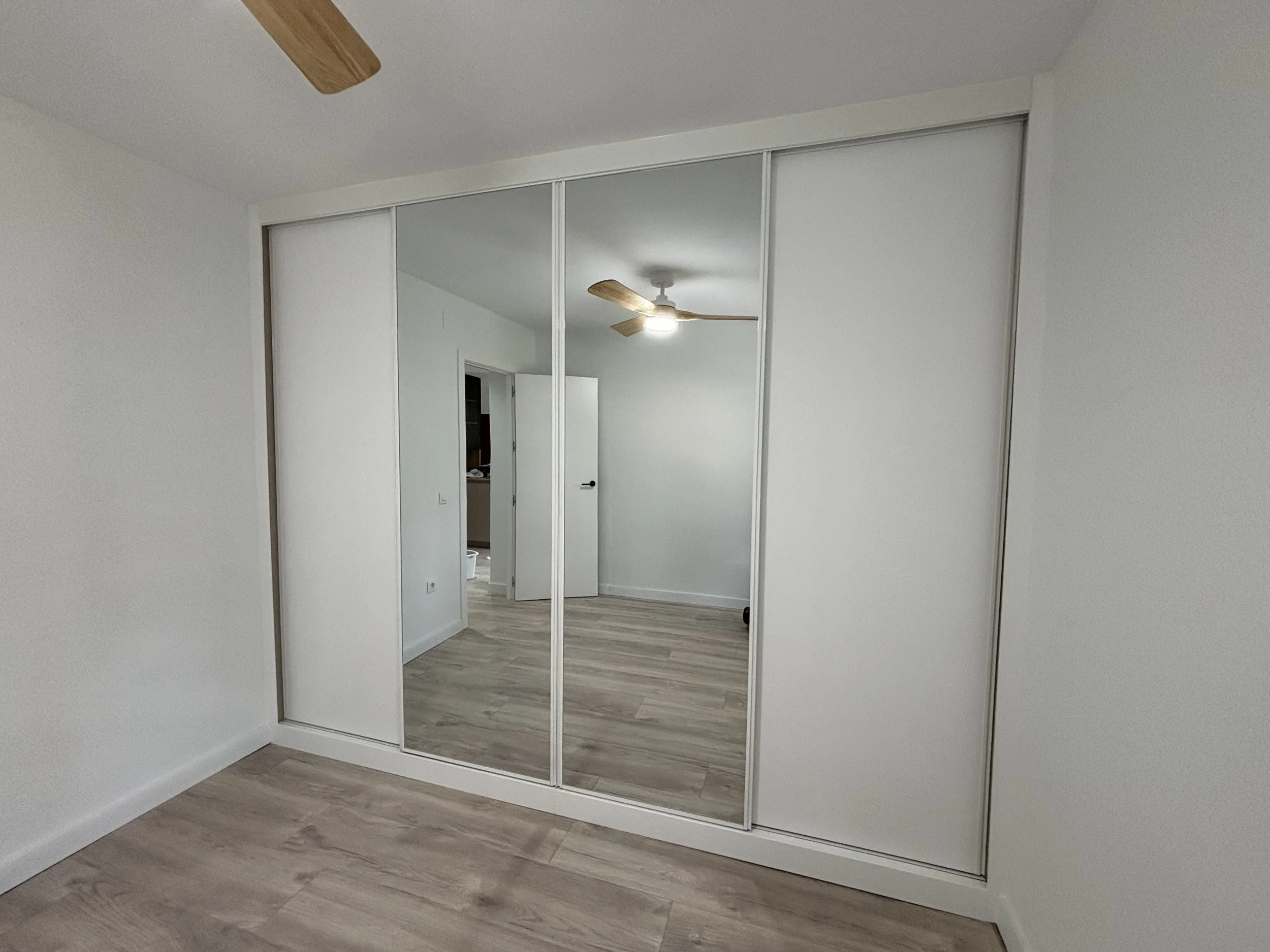 Vestidor con armario de puertas corredizas con espejo