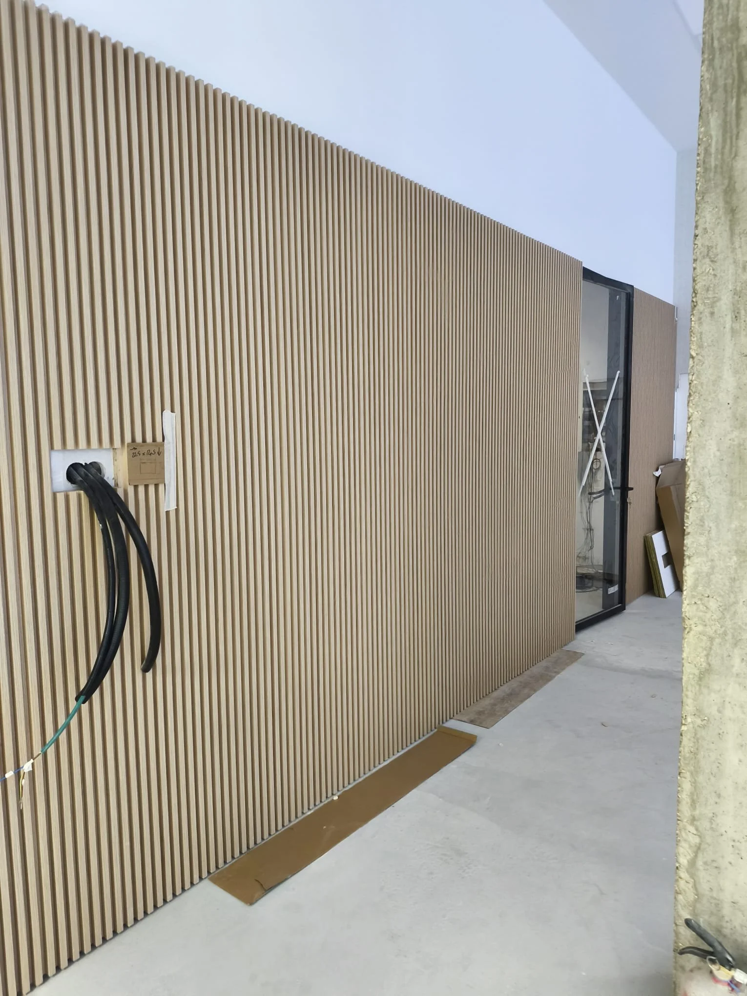 Muro de madera con cables en una pared de construcción en interior.