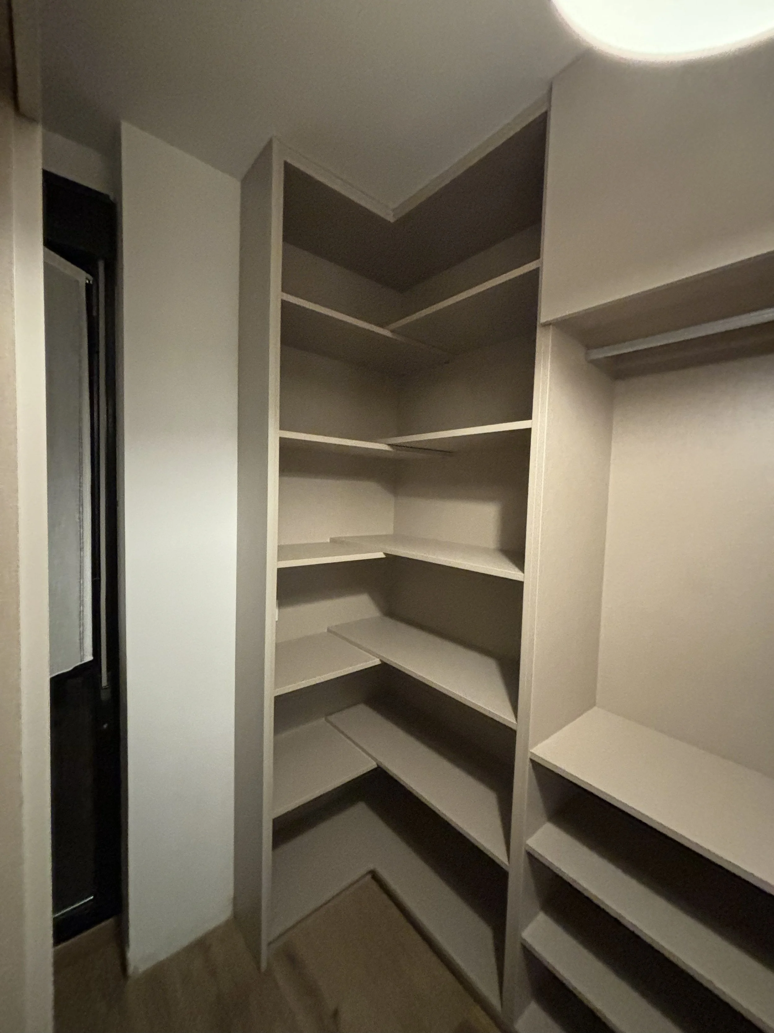 Estanterías de armario vacías en un vestidor