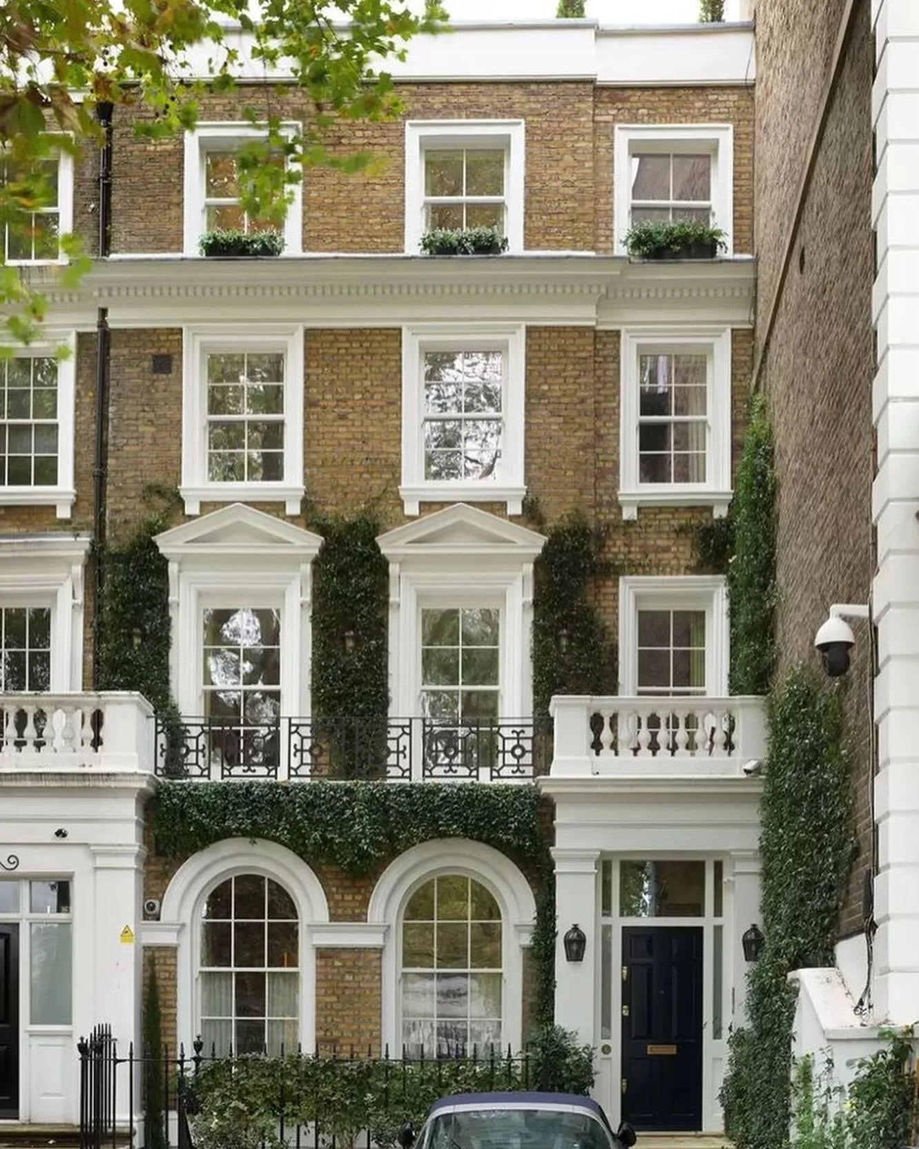 London has an abundance of architectural styles, Georgian architecture dominates many of the city&rsquo;s most iconic buildings. 

We love the high ceilings and floor-to-ceiling sash windows that flood the house with daylight.

#viral #explorepage #t