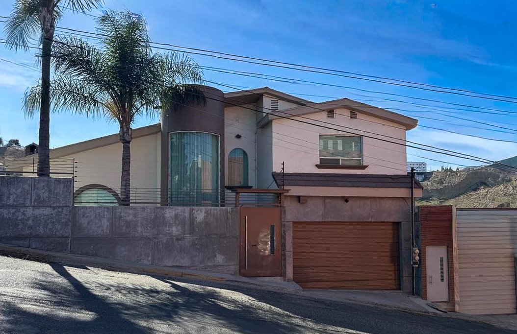 Elegante y Clásica Residencia en La Sierra